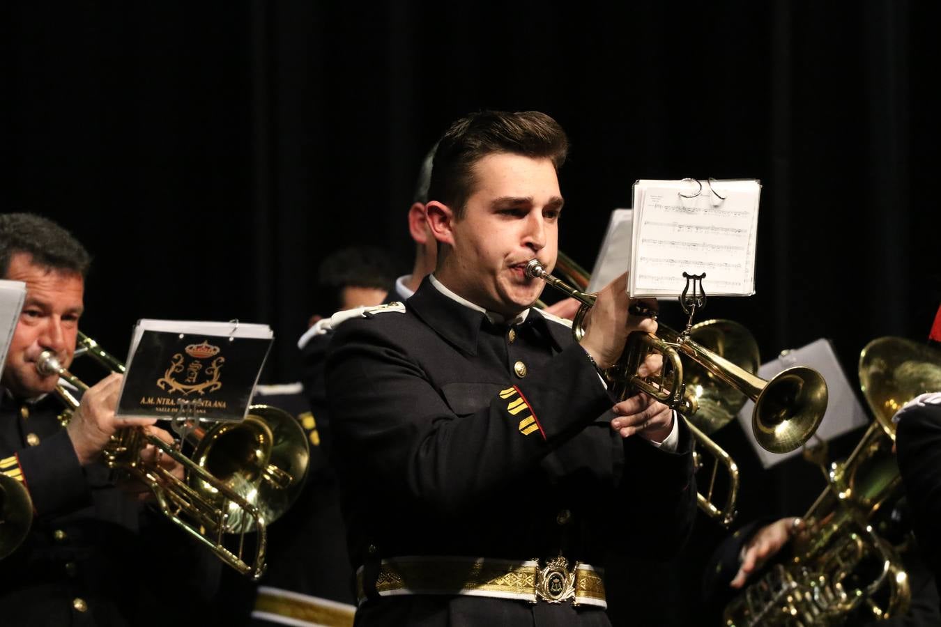 El Cine-teatro Balboa acogió, ayer, la sexta edición del 'Certamen de Bandas Solidario', organizado por la Junta de Cofradías de la Semana Santa de Jerez de los Caballeros. Un Certamen que, gracias a la participación de las distintas agrupaciones musicales del municipio y del Valle de Santa Ana, consiguió recaudar 375 euros y 36 kilos a beneficio del Almacén de Alimentos que Cruz Roja gestiona en Jerez. 