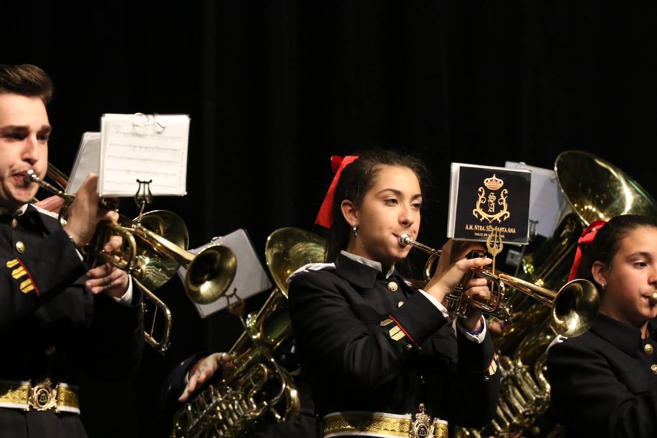 El Cine-teatro Balboa acogió, ayer, la sexta edición del 'Certamen de Bandas Solidario', organizado por la Junta de Cofradías de la Semana Santa de Jerez de los Caballeros. Un Certamen que, gracias a la participación de las distintas agrupaciones musicales del municipio y del Valle de Santa Ana, consiguió recaudar 375 euros y 36 kilos a beneficio del Almacén de Alimentos que Cruz Roja gestiona en Jerez. 