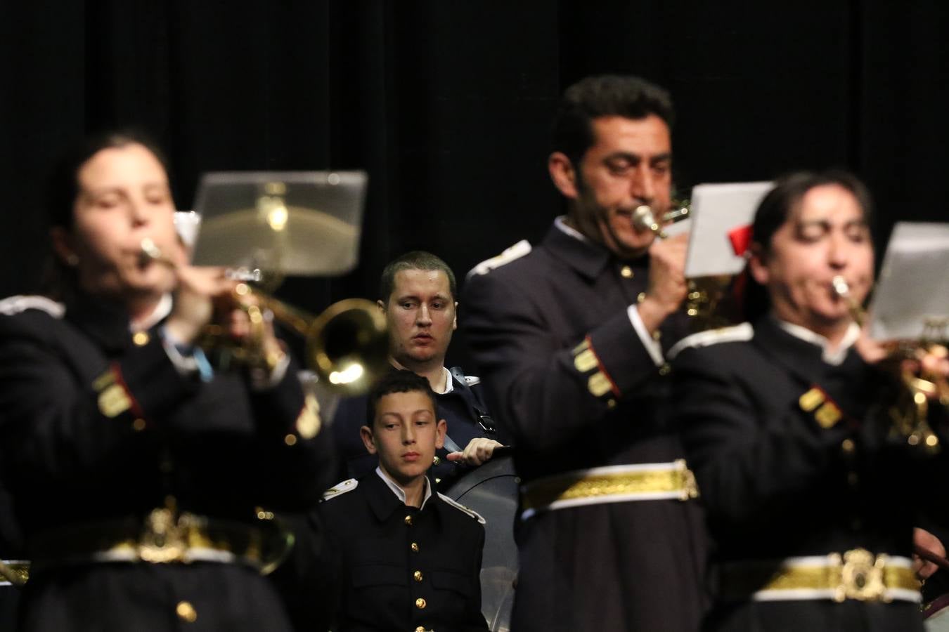 El Cine-teatro Balboa acogió, ayer, la sexta edición del 'Certamen de Bandas Solidario', organizado por la Junta de Cofradías de la Semana Santa de Jerez de los Caballeros. Un Certamen que, gracias a la participación de las distintas agrupaciones musicales del municipio y del Valle de Santa Ana, consiguió recaudar 375 euros y 36 kilos a beneficio del Almacén de Alimentos que Cruz Roja gestiona en Jerez. 