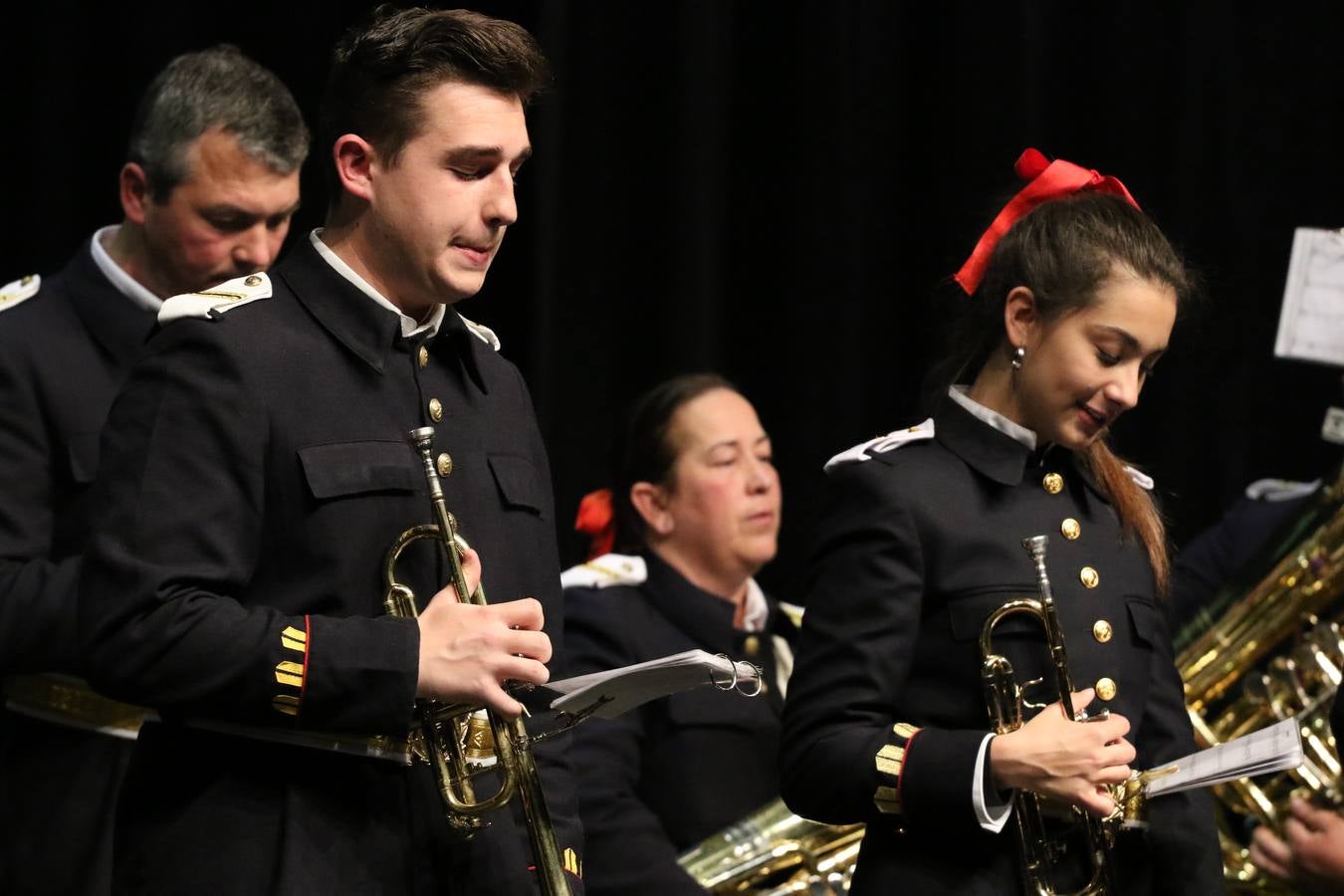 El Cine-teatro Balboa acogió, ayer, la sexta edición del 'Certamen de Bandas Solidario', organizado por la Junta de Cofradías de la Semana Santa de Jerez de los Caballeros. Un Certamen que, gracias a la participación de las distintas agrupaciones musicales del municipio y del Valle de Santa Ana, consiguió recaudar 375 euros y 36 kilos a beneficio del Almacén de Alimentos que Cruz Roja gestiona en Jerez. 