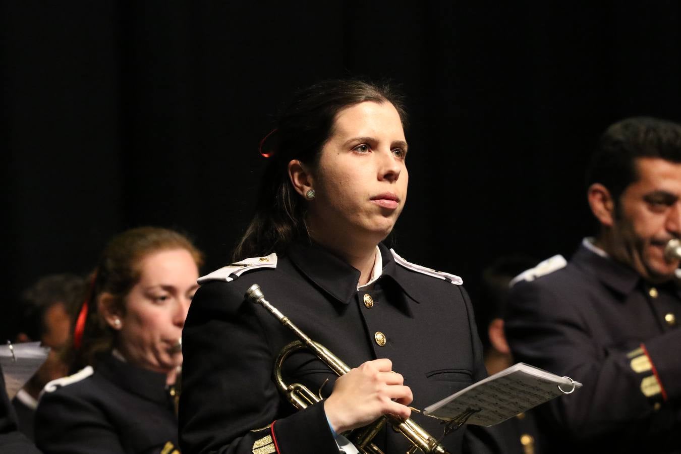 El Cine-teatro Balboa acogió, ayer, la sexta edición del 'Certamen de Bandas Solidario', organizado por la Junta de Cofradías de la Semana Santa de Jerez de los Caballeros. Un Certamen que, gracias a la participación de las distintas agrupaciones musicales del municipio y del Valle de Santa Ana, consiguió recaudar 375 euros y 36 kilos a beneficio del Almacén de Alimentos que Cruz Roja gestiona en Jerez. 