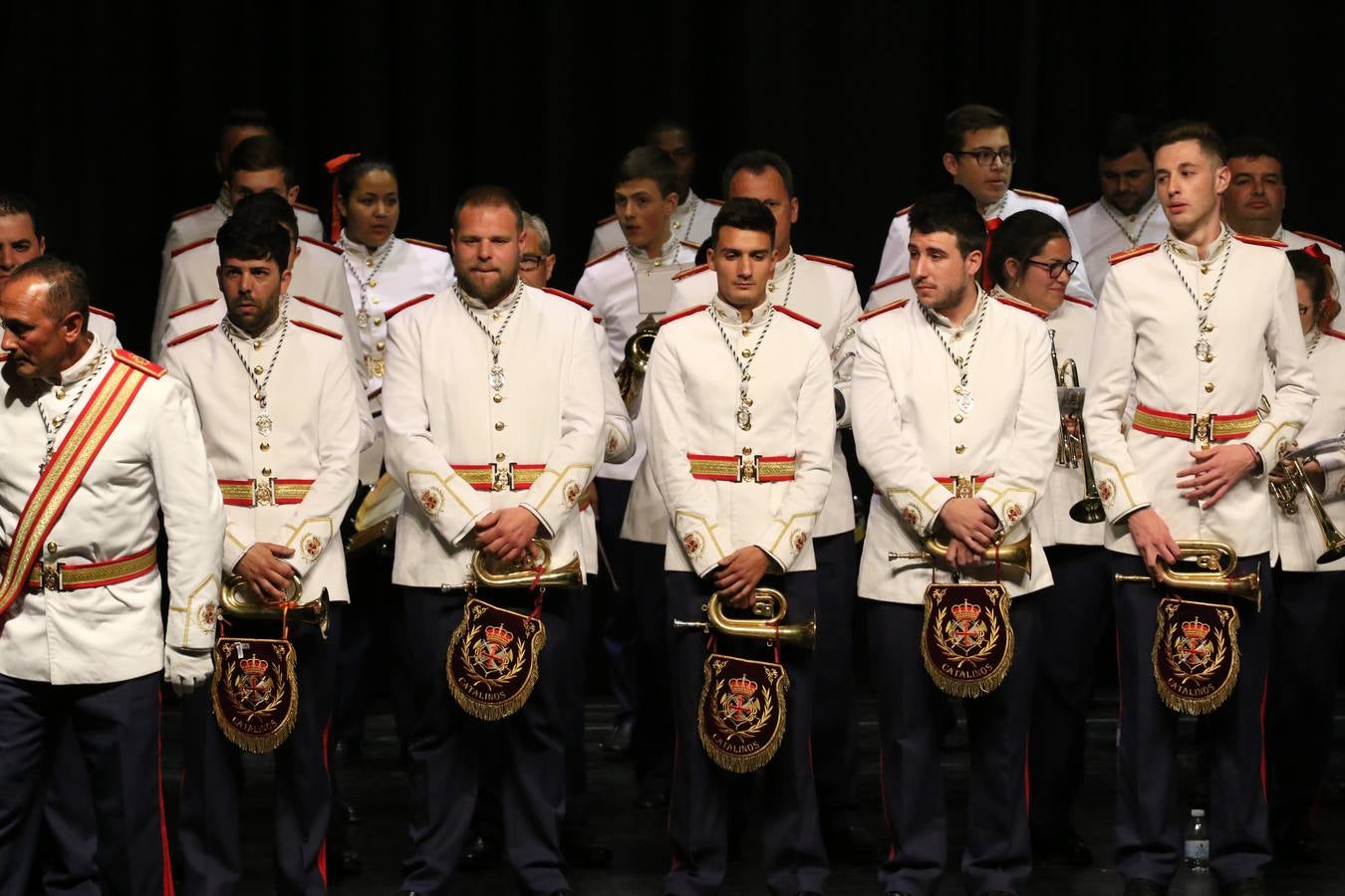 El Cine-teatro Balboa acogió, ayer, la sexta edición del 'Certamen de Bandas Solidario', organizado por la Junta de Cofradías de la Semana Santa de Jerez de los Caballeros. Un Certamen que, gracias a la participación de las distintas agrupaciones musicales del municipio y del Valle de Santa Ana, consiguió recaudar 375 euros y 36 kilos a beneficio del Almacén de Alimentos que Cruz Roja gestiona en Jerez. 