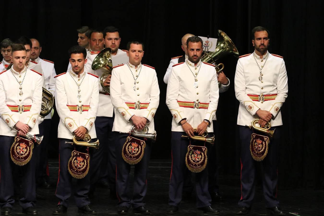 El Cine-teatro Balboa acogió, ayer, la sexta edición del 'Certamen de Bandas Solidario', organizado por la Junta de Cofradías de la Semana Santa de Jerez de los Caballeros. Un Certamen que, gracias a la participación de las distintas agrupaciones musicales del municipio y del Valle de Santa Ana, consiguió recaudar 375 euros y 36 kilos a beneficio del Almacén de Alimentos que Cruz Roja gestiona en Jerez. 