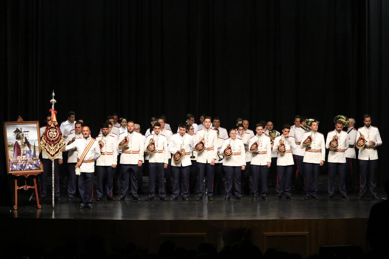 El Cine-teatro Balboa acogió, ayer, la sexta edición del 'Certamen de Bandas Solidario', organizado por la Junta de Cofradías de la Semana Santa de Jerez de los Caballeros. Un Certamen que, gracias a la participación de las distintas agrupaciones musicales del municipio y del Valle de Santa Ana, consiguió recaudar 375 euros y 36 kilos a beneficio del Almacén de Alimentos que Cruz Roja gestiona en Jerez. 