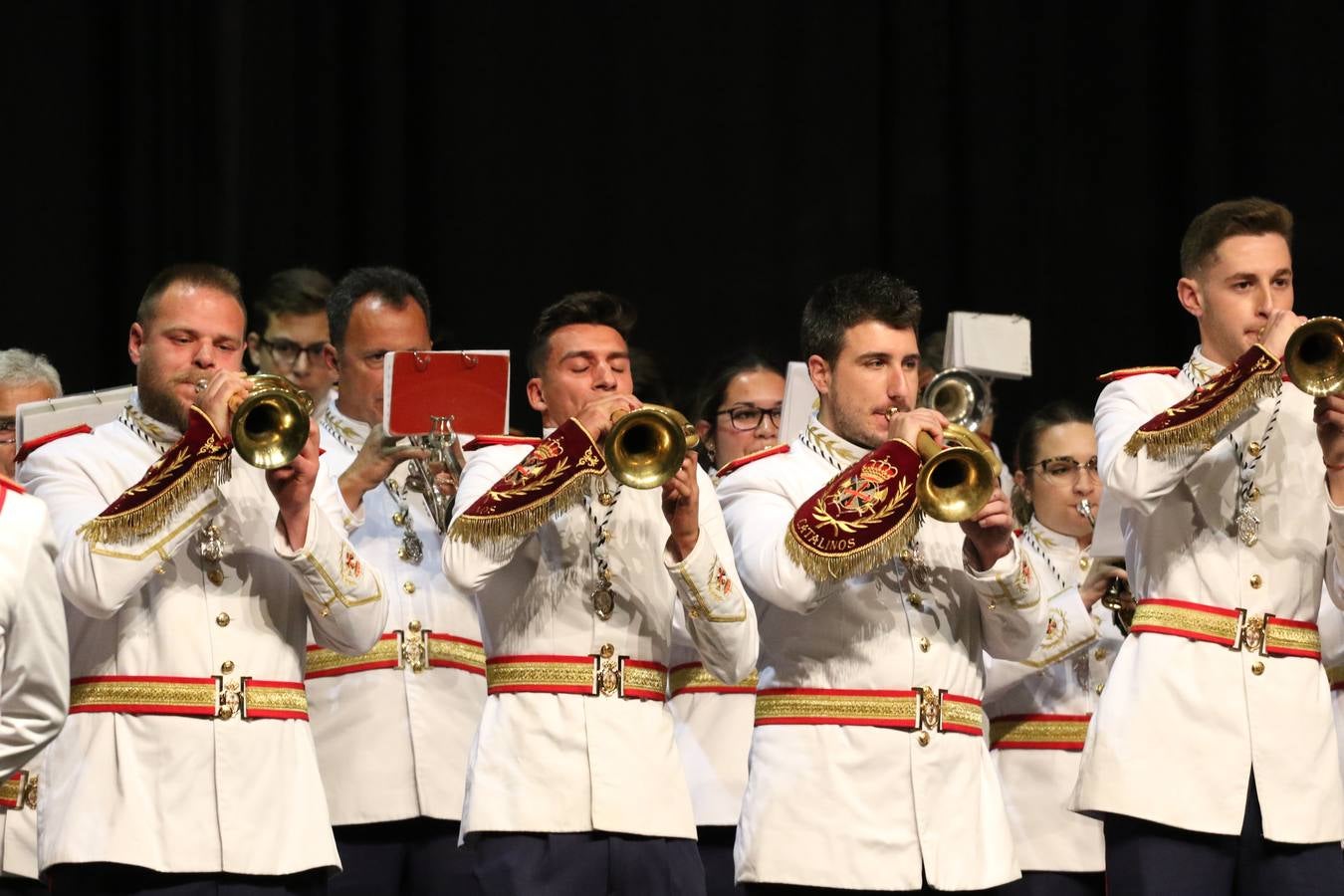 El Cine-teatro Balboa acogió, ayer, la sexta edición del 'Certamen de Bandas Solidario', organizado por la Junta de Cofradías de la Semana Santa de Jerez de los Caballeros. Un Certamen que, gracias a la participación de las distintas agrupaciones musicales del municipio y del Valle de Santa Ana, consiguió recaudar 375 euros y 36 kilos a beneficio del Almacén de Alimentos que Cruz Roja gestiona en Jerez. 