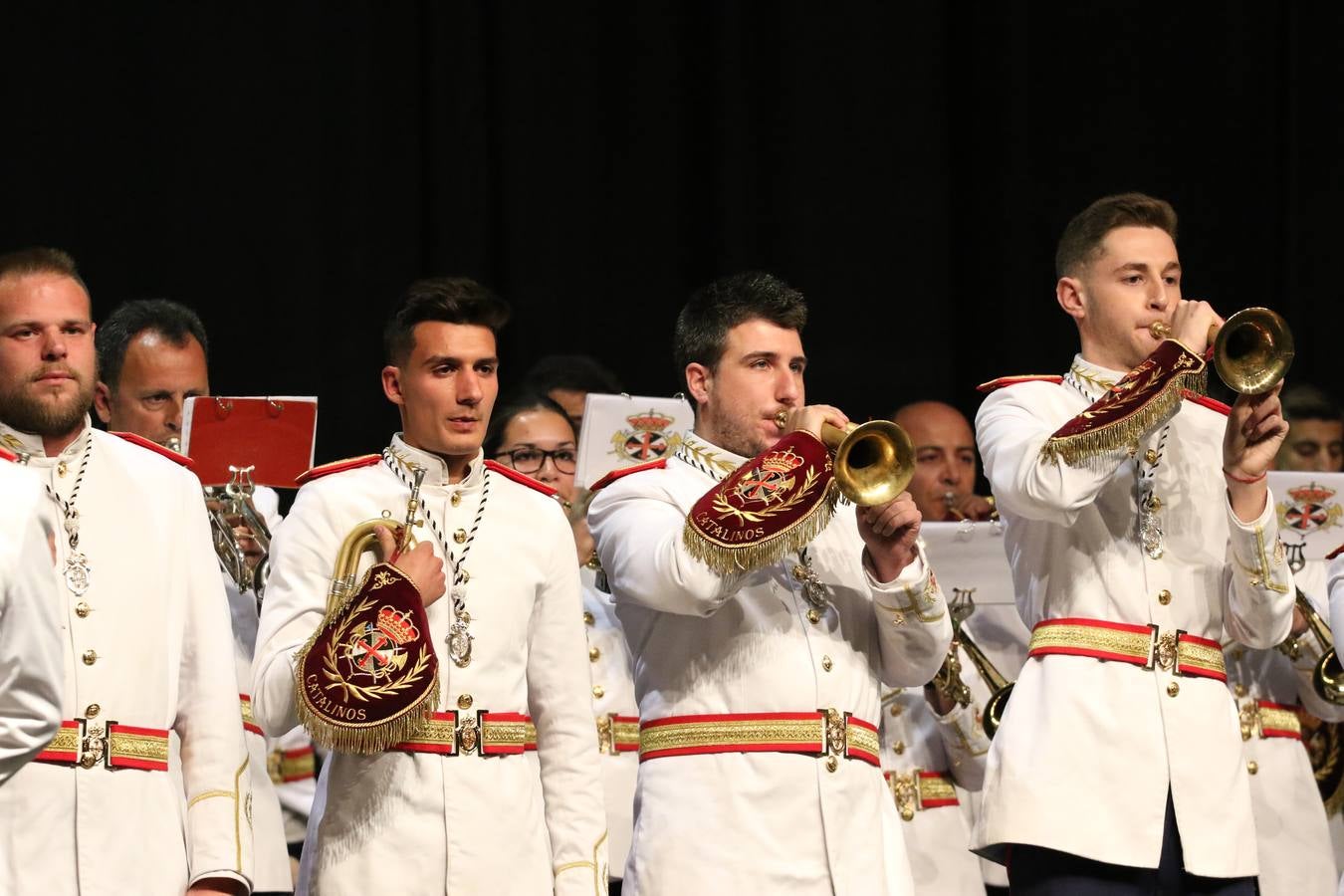 El Cine-teatro Balboa acogió, ayer, la sexta edición del 'Certamen de Bandas Solidario', organizado por la Junta de Cofradías de la Semana Santa de Jerez de los Caballeros. Un Certamen que, gracias a la participación de las distintas agrupaciones musicales del municipio y del Valle de Santa Ana, consiguió recaudar 375 euros y 36 kilos a beneficio del Almacén de Alimentos que Cruz Roja gestiona en Jerez. 