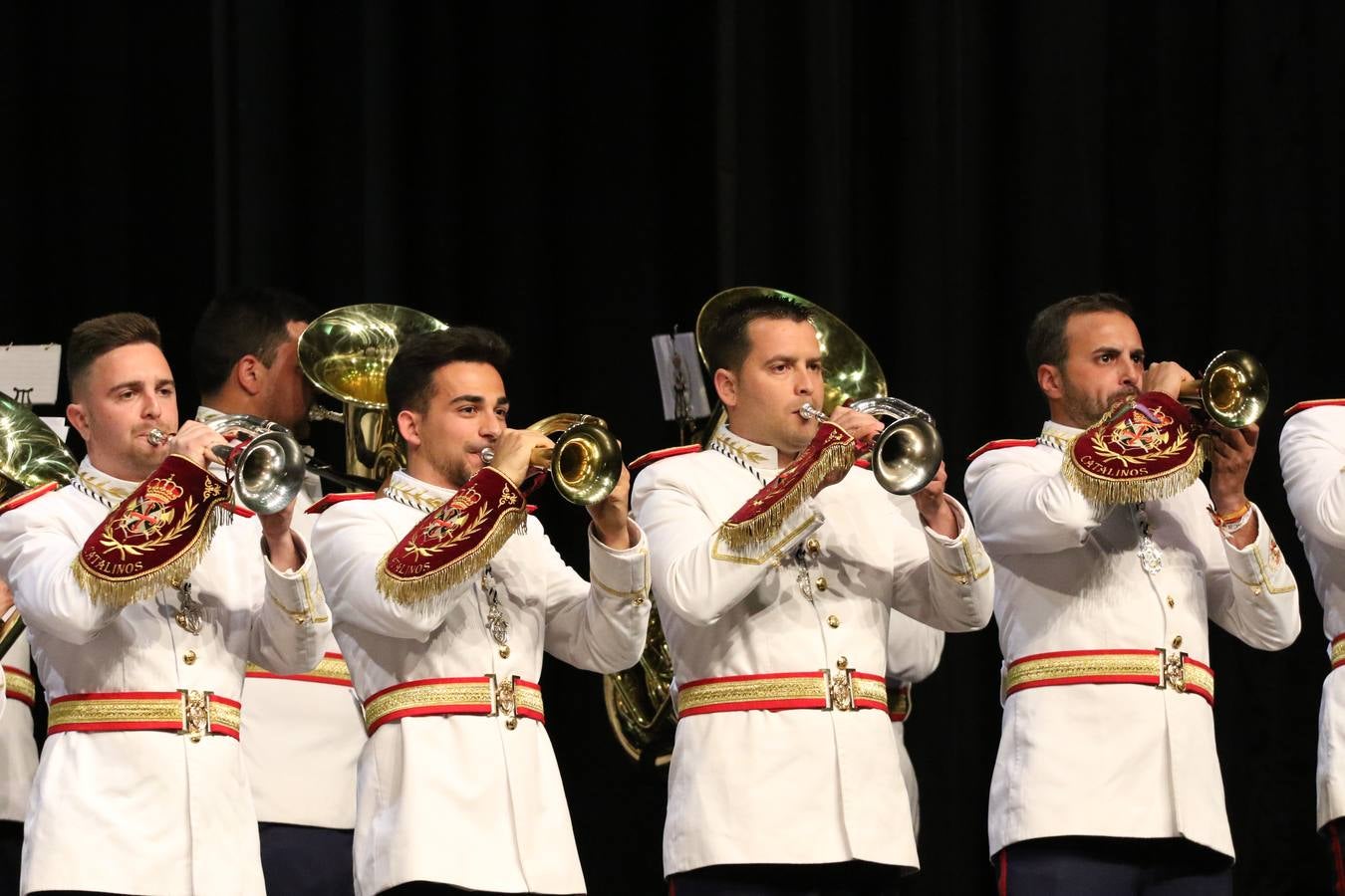 El Cine-teatro Balboa acogió, ayer, la sexta edición del 'Certamen de Bandas Solidario', organizado por la Junta de Cofradías de la Semana Santa de Jerez de los Caballeros. Un Certamen que, gracias a la participación de las distintas agrupaciones musicales del municipio y del Valle de Santa Ana, consiguió recaudar 375 euros y 36 kilos a beneficio del Almacén de Alimentos que Cruz Roja gestiona en Jerez. 