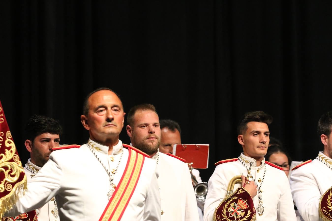 El Cine-teatro Balboa acogió, ayer, la sexta edición del 'Certamen de Bandas Solidario', organizado por la Junta de Cofradías de la Semana Santa de Jerez de los Caballeros. Un Certamen que, gracias a la participación de las distintas agrupaciones musicales del municipio y del Valle de Santa Ana, consiguió recaudar 375 euros y 36 kilos a beneficio del Almacén de Alimentos que Cruz Roja gestiona en Jerez. 