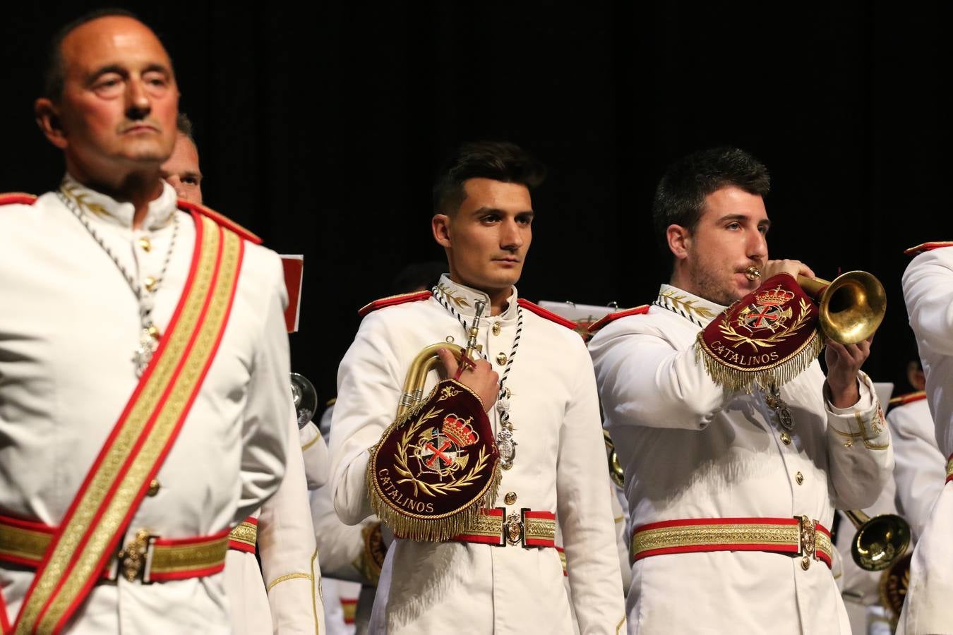 El Cine-teatro Balboa acogió, ayer, la sexta edición del 'Certamen de Bandas Solidario', organizado por la Junta de Cofradías de la Semana Santa de Jerez de los Caballeros. Un Certamen que, gracias a la participación de las distintas agrupaciones musicales del municipio y del Valle de Santa Ana, consiguió recaudar 375 euros y 36 kilos a beneficio del Almacén de Alimentos que Cruz Roja gestiona en Jerez. 