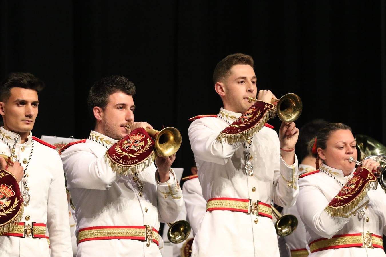 El Cine-teatro Balboa acogió, ayer, la sexta edición del 'Certamen de Bandas Solidario', organizado por la Junta de Cofradías de la Semana Santa de Jerez de los Caballeros. Un Certamen que, gracias a la participación de las distintas agrupaciones musicales del municipio y del Valle de Santa Ana, consiguió recaudar 375 euros y 36 kilos a beneficio del Almacén de Alimentos que Cruz Roja gestiona en Jerez. 