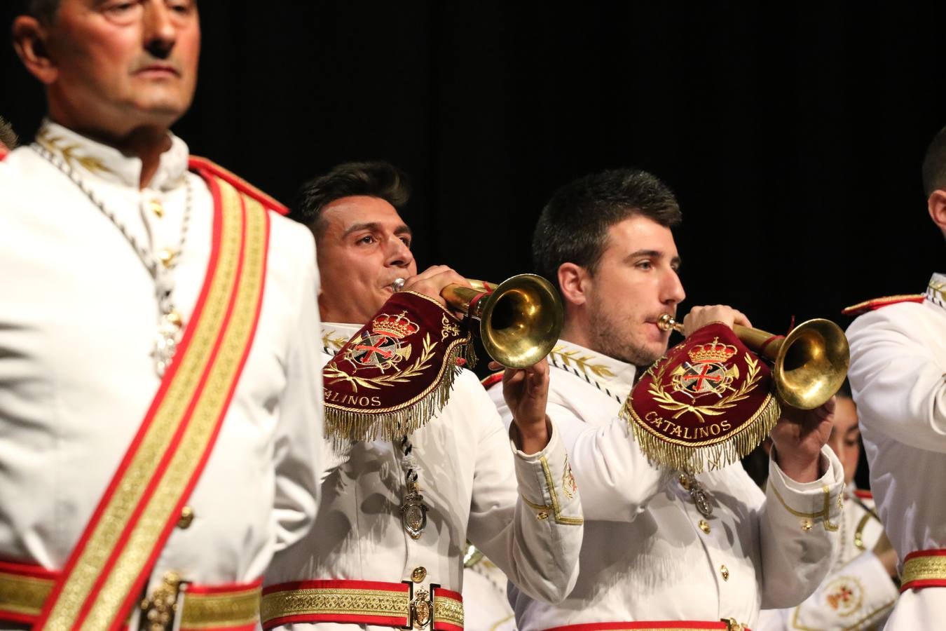 El Cine-teatro Balboa acogió, ayer, la sexta edición del 'Certamen de Bandas Solidario', organizado por la Junta de Cofradías de la Semana Santa de Jerez de los Caballeros. Un Certamen que, gracias a la participación de las distintas agrupaciones musicales del municipio y del Valle de Santa Ana, consiguió recaudar 375 euros y 36 kilos a beneficio del Almacén de Alimentos que Cruz Roja gestiona en Jerez. 