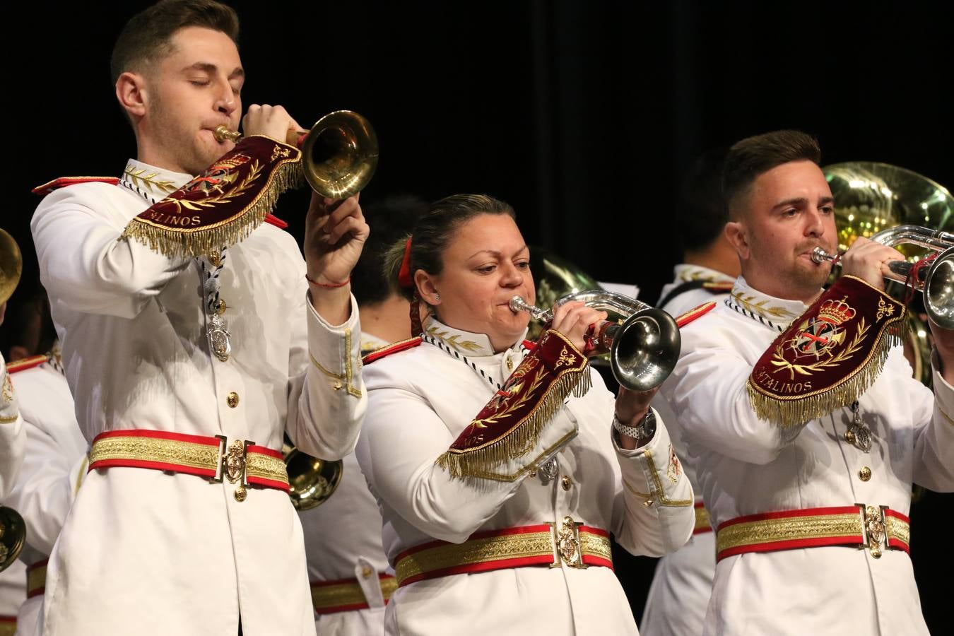 El Cine-teatro Balboa acogió, ayer, la sexta edición del 'Certamen de Bandas Solidario', organizado por la Junta de Cofradías de la Semana Santa de Jerez de los Caballeros. Un Certamen que, gracias a la participación de las distintas agrupaciones musicales del municipio y del Valle de Santa Ana, consiguió recaudar 375 euros y 36 kilos a beneficio del Almacén de Alimentos que Cruz Roja gestiona en Jerez. 