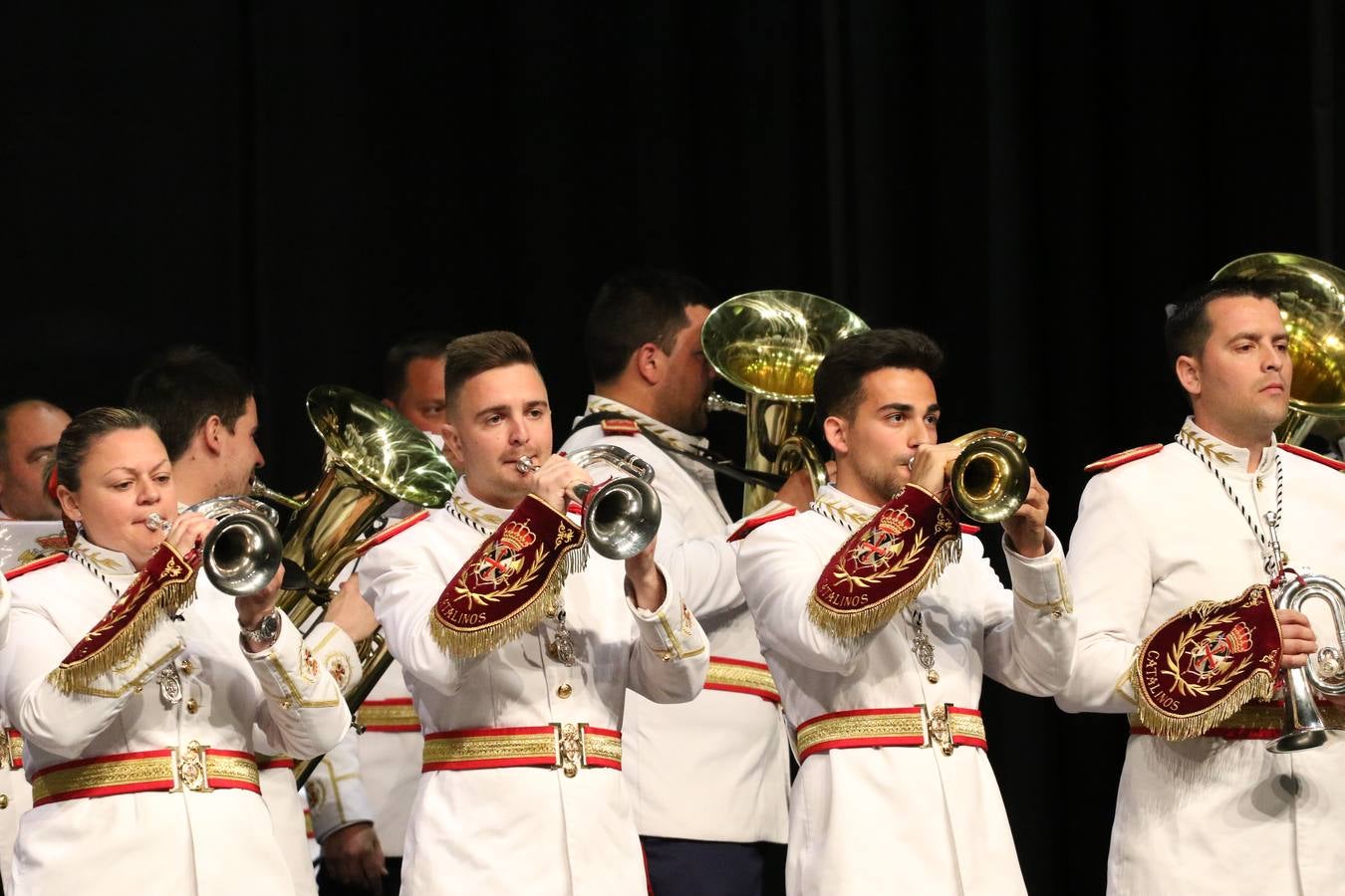 El Cine-teatro Balboa acogió, ayer, la sexta edición del 'Certamen de Bandas Solidario', organizado por la Junta de Cofradías de la Semana Santa de Jerez de los Caballeros. Un Certamen que, gracias a la participación de las distintas agrupaciones musicales del municipio y del Valle de Santa Ana, consiguió recaudar 375 euros y 36 kilos a beneficio del Almacén de Alimentos que Cruz Roja gestiona en Jerez. 