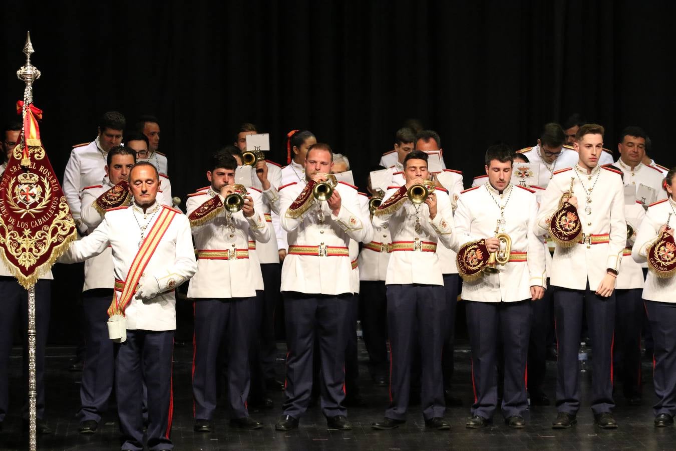 El Cine-teatro Balboa acogió, ayer, la sexta edición del 'Certamen de Bandas Solidario', organizado por la Junta de Cofradías de la Semana Santa de Jerez de los Caballeros. Un Certamen que, gracias a la participación de las distintas agrupaciones musicales del municipio y del Valle de Santa Ana, consiguió recaudar 375 euros y 36 kilos a beneficio del Almacén de Alimentos que Cruz Roja gestiona en Jerez. 