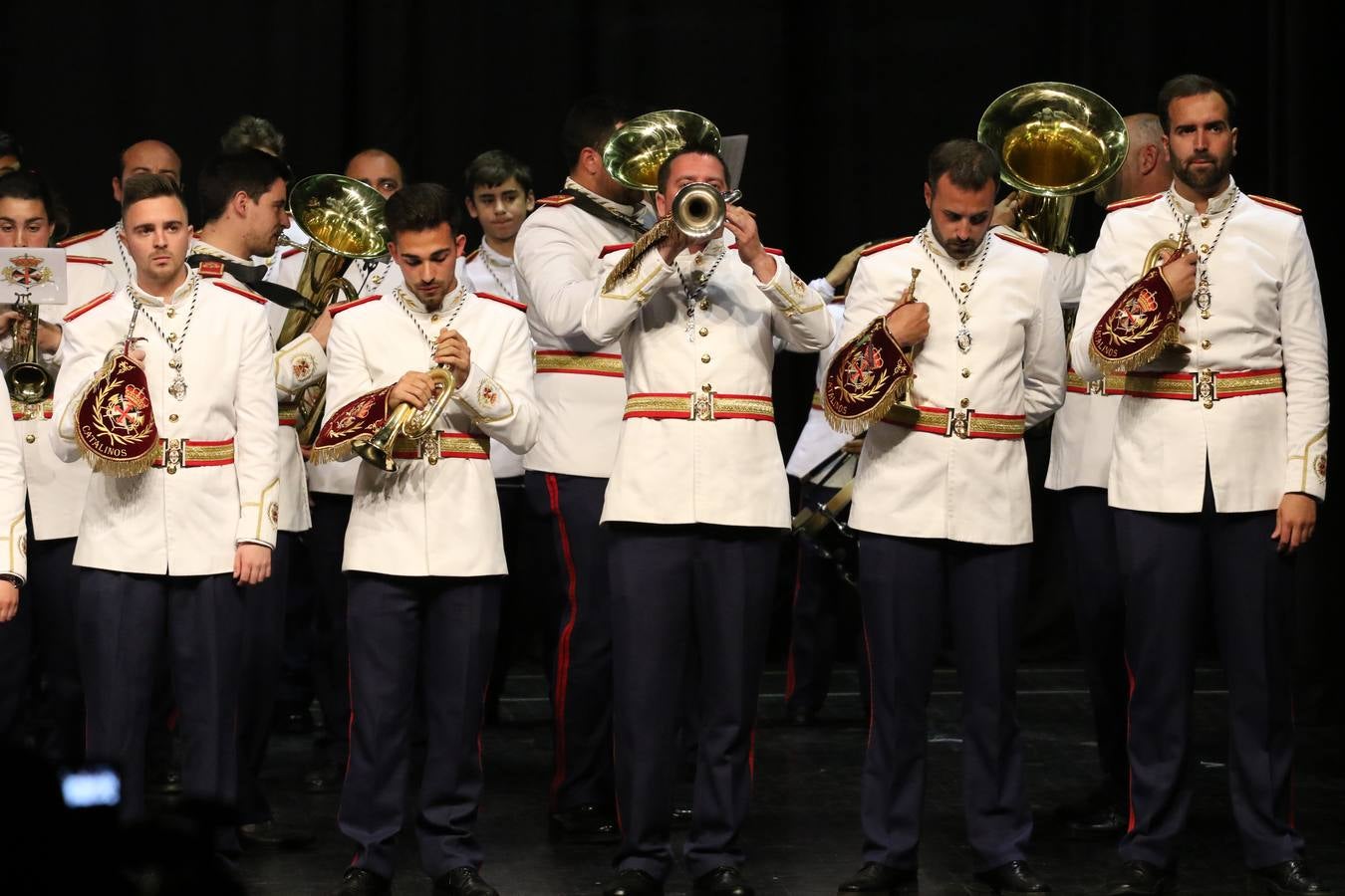 El Cine-teatro Balboa acogió, ayer, la sexta edición del 'Certamen de Bandas Solidario', organizado por la Junta de Cofradías de la Semana Santa de Jerez de los Caballeros. Un Certamen que, gracias a la participación de las distintas agrupaciones musicales del municipio y del Valle de Santa Ana, consiguió recaudar 375 euros y 36 kilos a beneficio del Almacén de Alimentos que Cruz Roja gestiona en Jerez. 