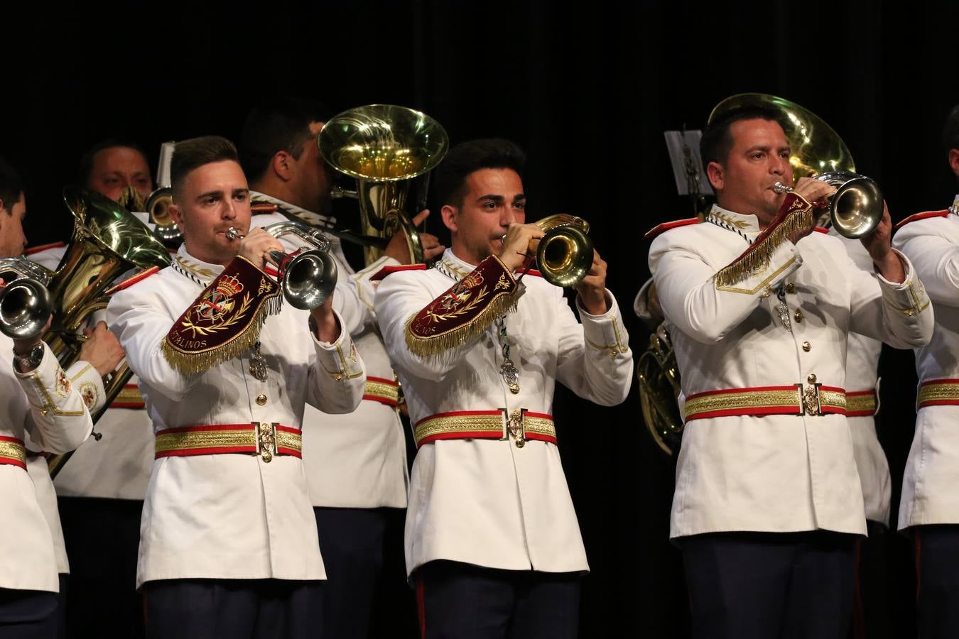 El Cine-teatro Balboa acogió, ayer, la sexta edición del 'Certamen de Bandas Solidario', organizado por la Junta de Cofradías de la Semana Santa de Jerez de los Caballeros. Un Certamen que, gracias a la participación de las distintas agrupaciones musicales del municipio y del Valle de Santa Ana, consiguió recaudar 375 euros y 36 kilos a beneficio del Almacén de Alimentos que Cruz Roja gestiona en Jerez. 
