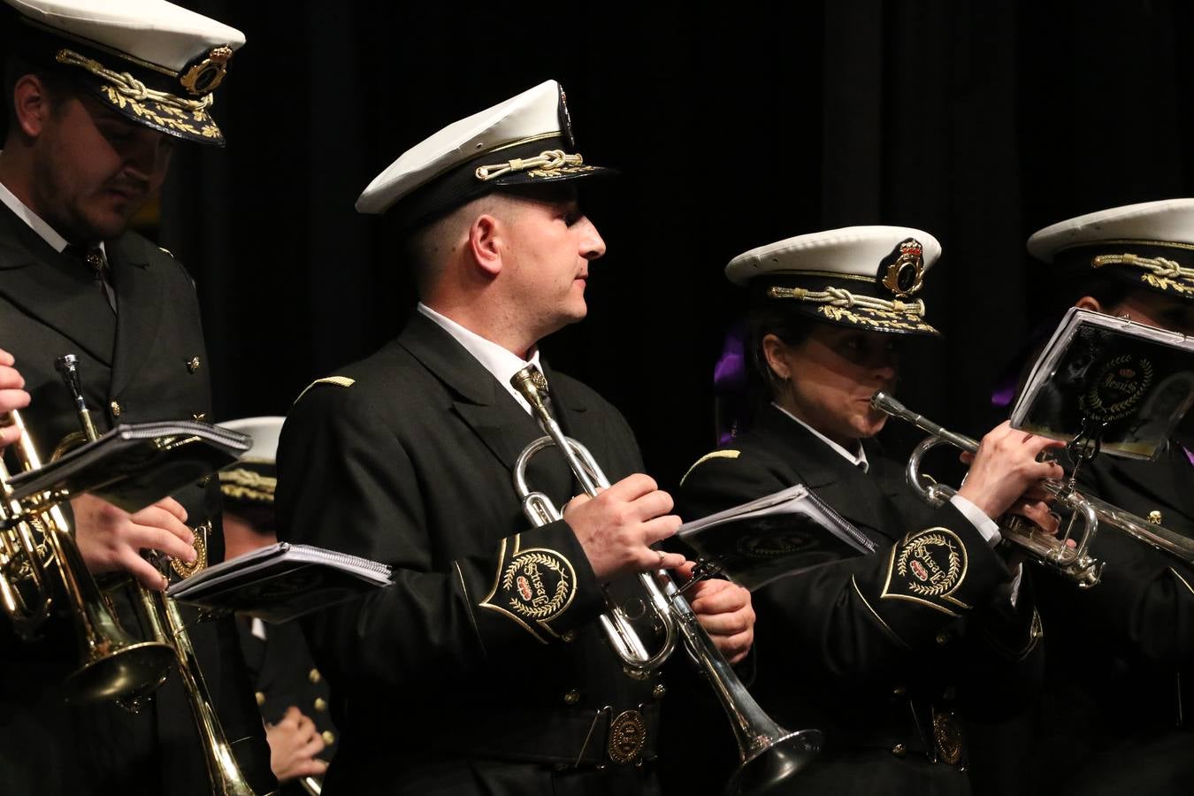 El Cine-teatro Balboa acogió, ayer, la sexta edición del 'Certamen de Bandas Solidario', organizado por la Junta de Cofradías de la Semana Santa de Jerez de los Caballeros. Un Certamen que, gracias a la participación de las distintas agrupaciones musicales del municipio y del Valle de Santa Ana, consiguió recaudar 375 euros y 36 kilos a beneficio del Almacén de Alimentos que Cruz Roja gestiona en Jerez. 