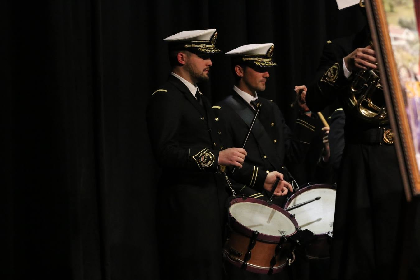 El Cine-teatro Balboa acogió, ayer, la sexta edición del 'Certamen de Bandas Solidario', organizado por la Junta de Cofradías de la Semana Santa de Jerez de los Caballeros. Un Certamen que, gracias a la participación de las distintas agrupaciones musicales del municipio y del Valle de Santa Ana, consiguió recaudar 375 euros y 36 kilos a beneficio del Almacén de Alimentos que Cruz Roja gestiona en Jerez. 