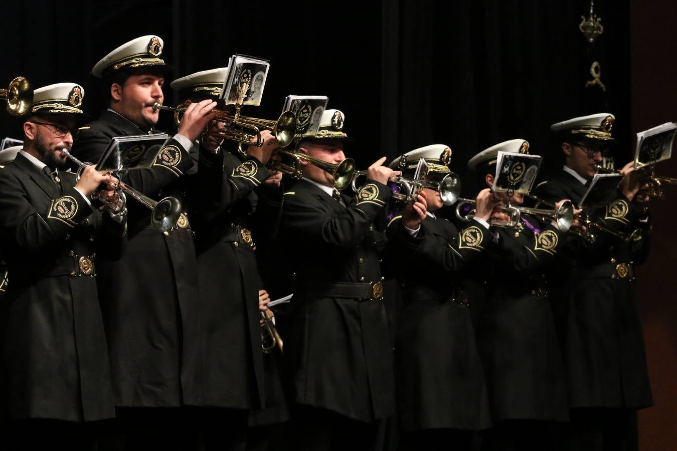 El Cine-teatro Balboa acogió, ayer, la sexta edición del 'Certamen de Bandas Solidario', organizado por la Junta de Cofradías de la Semana Santa de Jerez de los Caballeros. Un Certamen que, gracias a la participación de las distintas agrupaciones musicales del municipio y del Valle de Santa Ana, consiguió recaudar 375 euros y 36 kilos a beneficio del Almacén de Alimentos que Cruz Roja gestiona en Jerez. 