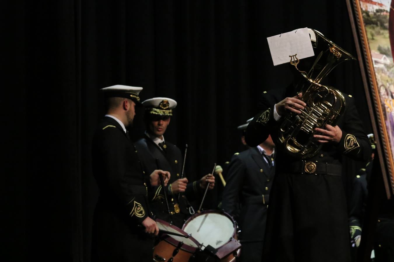 El Cine-teatro Balboa acogió, ayer, la sexta edición del 'Certamen de Bandas Solidario', organizado por la Junta de Cofradías de la Semana Santa de Jerez de los Caballeros. Un Certamen que, gracias a la participación de las distintas agrupaciones musicales del municipio y del Valle de Santa Ana, consiguió recaudar 375 euros y 36 kilos a beneficio del Almacén de Alimentos que Cruz Roja gestiona en Jerez. 