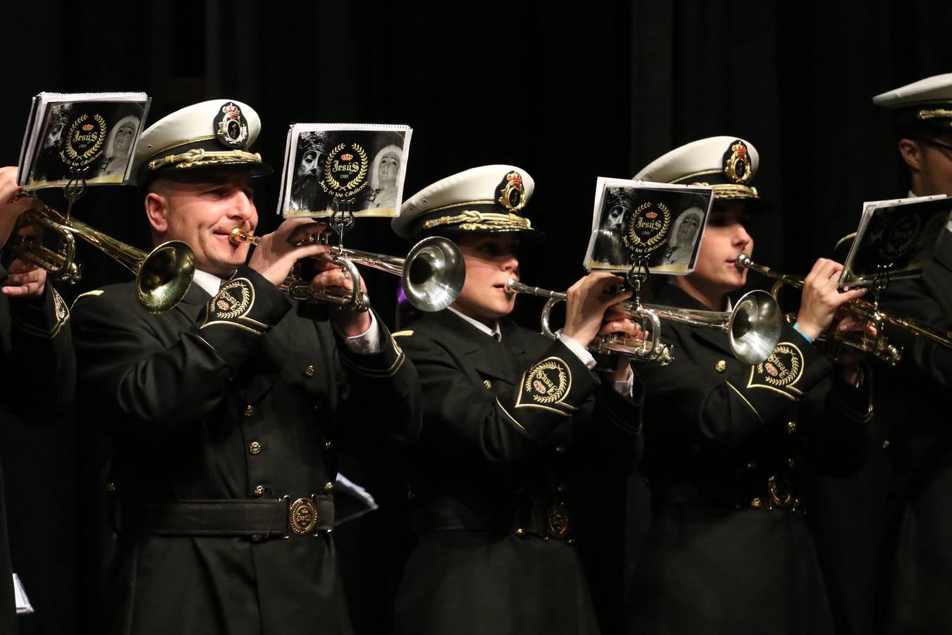 El Cine-teatro Balboa acogió, ayer, la sexta edición del 'Certamen de Bandas Solidario', organizado por la Junta de Cofradías de la Semana Santa de Jerez de los Caballeros. Un Certamen que, gracias a la participación de las distintas agrupaciones musicales del municipio y del Valle de Santa Ana, consiguió recaudar 375 euros y 36 kilos a beneficio del Almacén de Alimentos que Cruz Roja gestiona en Jerez. 