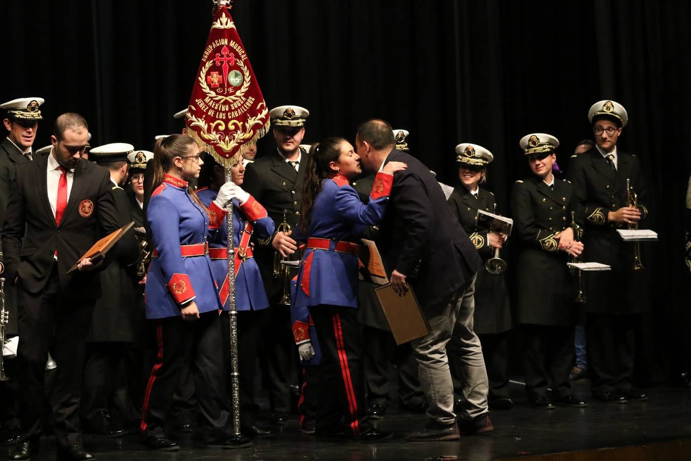 El Cine-teatro Balboa acogió, ayer, la sexta edición del 'Certamen de Bandas Solidario', organizado por la Junta de Cofradías de la Semana Santa de Jerez de los Caballeros. Un Certamen que, gracias a la participación de las distintas agrupaciones musicales del municipio y del Valle de Santa Ana, consiguió recaudar 375 euros y 36 kilos a beneficio del Almacén de Alimentos que Cruz Roja gestiona en Jerez. 