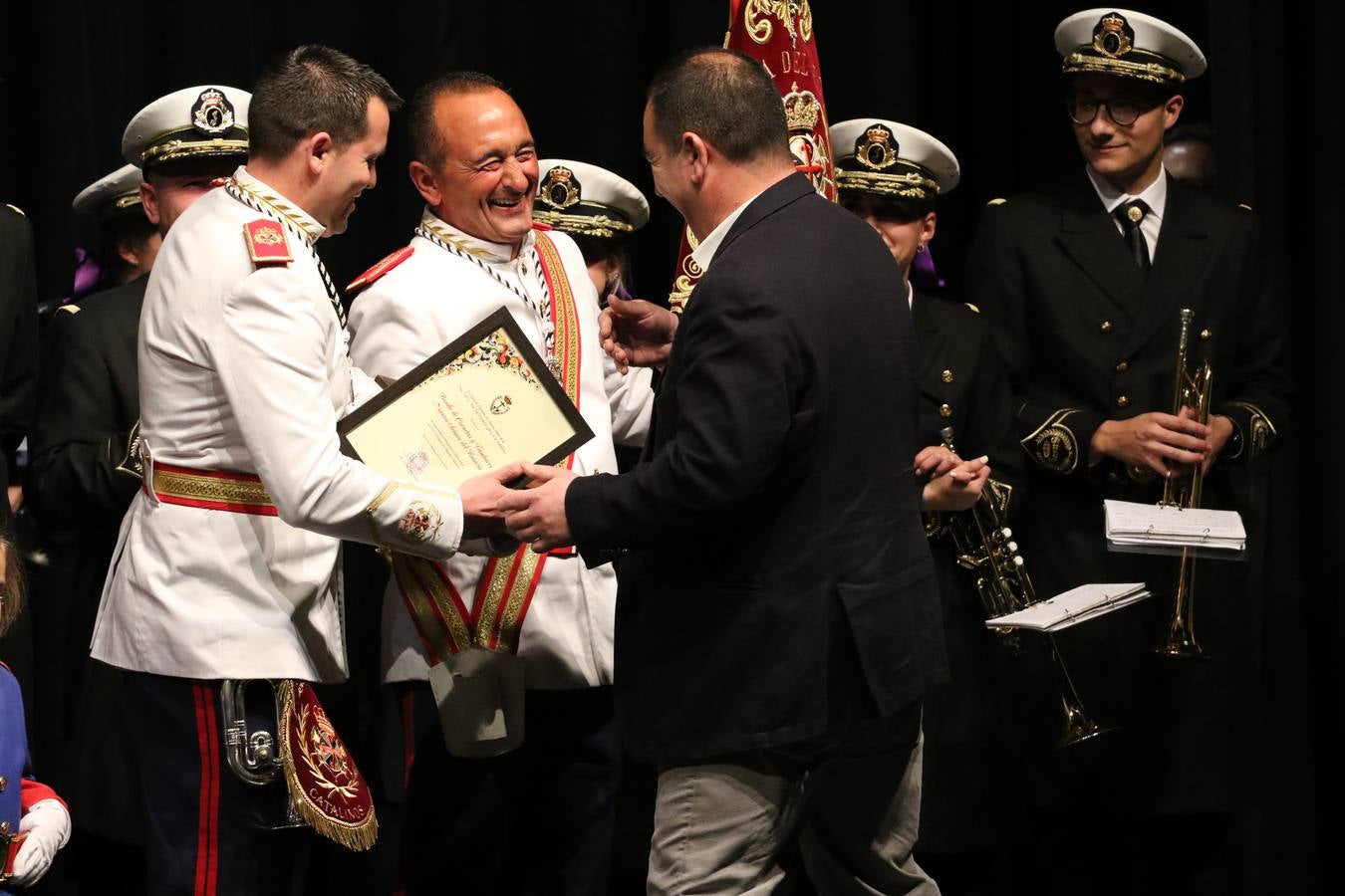 El Cine-teatro Balboa acogió, ayer, la sexta edición del 'Certamen de Bandas Solidario', organizado por la Junta de Cofradías de la Semana Santa de Jerez de los Caballeros. Un Certamen que, gracias a la participación de las distintas agrupaciones musicales del municipio y del Valle de Santa Ana, consiguió recaudar 375 euros y 36 kilos a beneficio del Almacén de Alimentos que Cruz Roja gestiona en Jerez. 