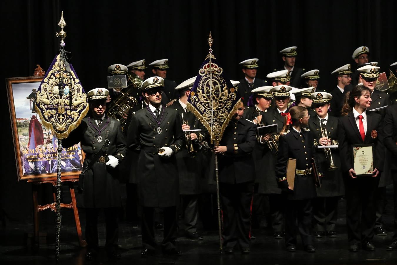 El Cine-teatro Balboa acogió, ayer, la sexta edición del 'Certamen de Bandas Solidario', organizado por la Junta de Cofradías de la Semana Santa de Jerez de los Caballeros. Un Certamen que, gracias a la participación de las distintas agrupaciones musicales del municipio y del Valle de Santa Ana, consiguió recaudar 375 euros y 36 kilos a beneficio del Almacén de Alimentos que Cruz Roja gestiona en Jerez. 