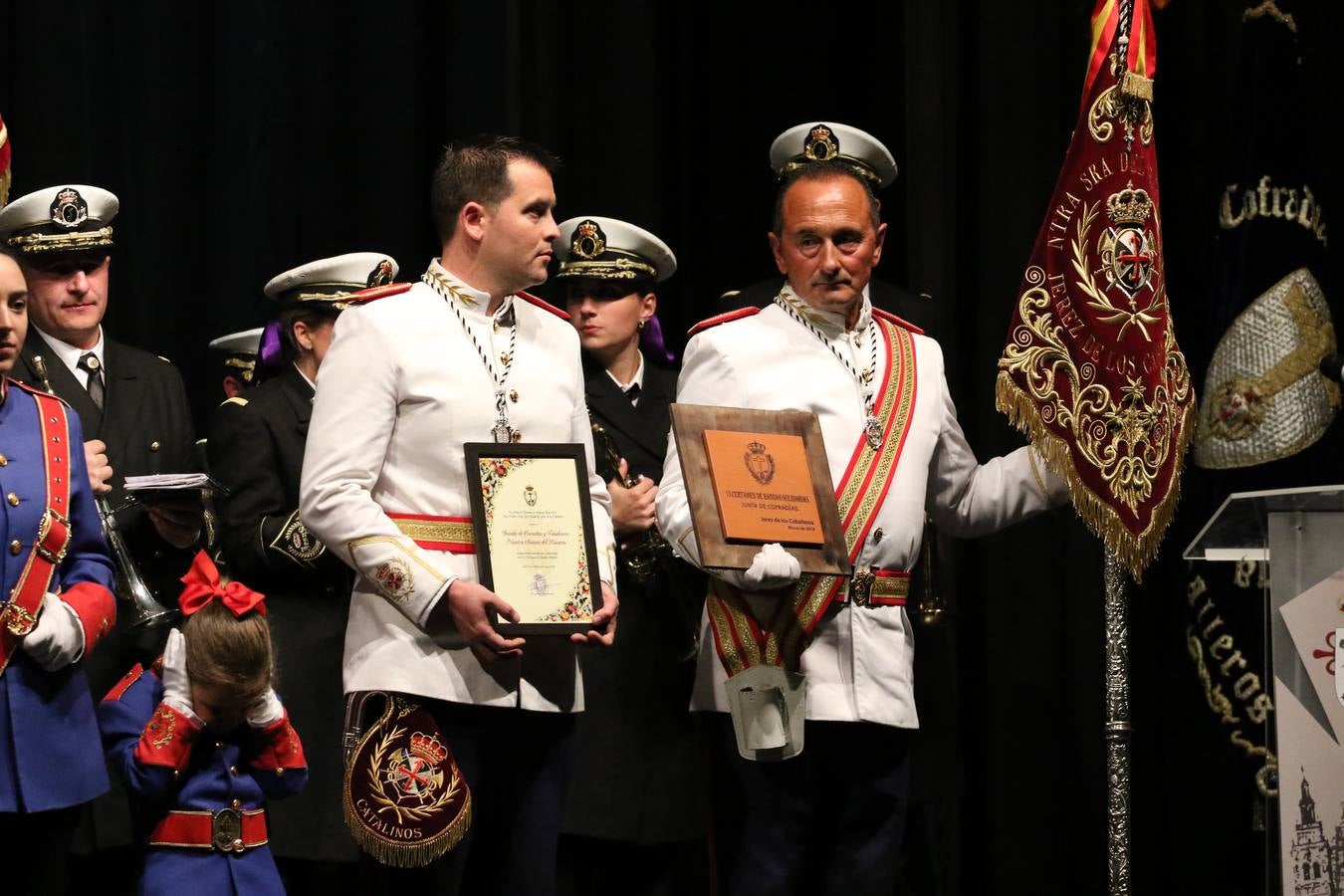 El Cine-teatro Balboa acogió, ayer, la sexta edición del 'Certamen de Bandas Solidario', organizado por la Junta de Cofradías de la Semana Santa de Jerez de los Caballeros. Un Certamen que, gracias a la participación de las distintas agrupaciones musicales del municipio y del Valle de Santa Ana, consiguió recaudar 375 euros y 36 kilos a beneficio del Almacén de Alimentos que Cruz Roja gestiona en Jerez. 
