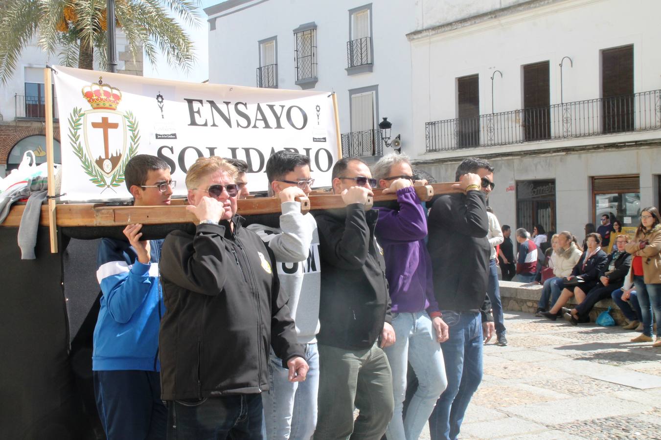 Costaleros y costaleras de la Semana Santa de Jerez de los Caballeros, Fiesta de Interés Turístico Nacional, han vivido este domingo una gran jornada de unión y convivencia y han recorrido las calles de la ciudad portando la solidaridad de numerosos vecinos y vecinas que han respondido a su llamamiento, '¡Échame kilos¡', aportando alimentos no perecederos con destino al almacén de alimentos que gestiona la Asamblea Local de Cruz Roja.Unos 200 costaleros y costaleras de las distintas Cofradías y Hermandades jerezanas, han participado en esta cita, por primera vez bajo la organización de la Asociación que les agrupa y junto con la Junta de Cofradías, disfrutando finalmente de un bonito encuentro en la Casa de la Iglesia