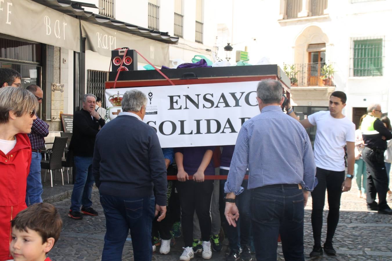 Costaleros y costaleras de la Semana Santa de Jerez de los Caballeros, Fiesta de Interés Turístico Nacional, han vivido este domingo una gran jornada de unión y convivencia y han recorrido las calles de la ciudad portando la solidaridad de numerosos vecinos y vecinas que han respondido a su llamamiento, '¡Échame kilos¡', aportando alimentos no perecederos con destino al almacén de alimentos que gestiona la Asamblea Local de Cruz Roja.Unos 200 costaleros y costaleras de las distintas Cofradías y Hermandades jerezanas, han participado en esta cita, por primera vez bajo la organización de la Asociación que les agrupa y junto con la Junta de Cofradías, disfrutando finalmente de un bonito encuentro en la Casa de la Iglesia