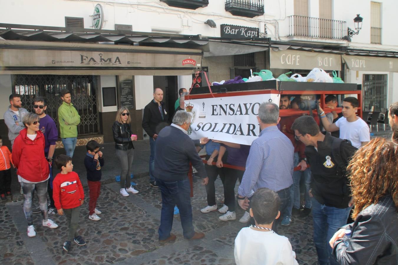 Costaleros y costaleras de la Semana Santa de Jerez de los Caballeros, Fiesta de Interés Turístico Nacional, han vivido este domingo una gran jornada de unión y convivencia y han recorrido las calles de la ciudad portando la solidaridad de numerosos vecinos y vecinas que han respondido a su llamamiento, '¡Échame kilos¡', aportando alimentos no perecederos con destino al almacén de alimentos que gestiona la Asamblea Local de Cruz Roja.Unos 200 costaleros y costaleras de las distintas Cofradías y Hermandades jerezanas, han participado en esta cita, por primera vez bajo la organización de la Asociación que les agrupa y junto con la Junta de Cofradías, disfrutando finalmente de un bonito encuentro en la Casa de la Iglesia