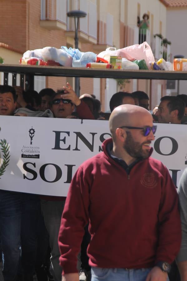 Costaleros y costaleras de la Semana Santa de Jerez de los Caballeros, Fiesta de Interés Turístico Nacional, han vivido este domingo una gran jornada de unión y convivencia y han recorrido las calles de la ciudad portando la solidaridad de numerosos vecinos y vecinas que han respondido a su llamamiento, '¡Échame kilos¡', aportando alimentos no perecederos con destino al almacén de alimentos que gestiona la Asamblea Local de Cruz Roja.Unos 200 costaleros y costaleras de las distintas Cofradías y Hermandades jerezanas, han participado en esta cita, por primera vez bajo la organización de la Asociación que les agrupa y junto con la Junta de Cofradías, disfrutando finalmente de un bonito encuentro en la Casa de la Iglesia