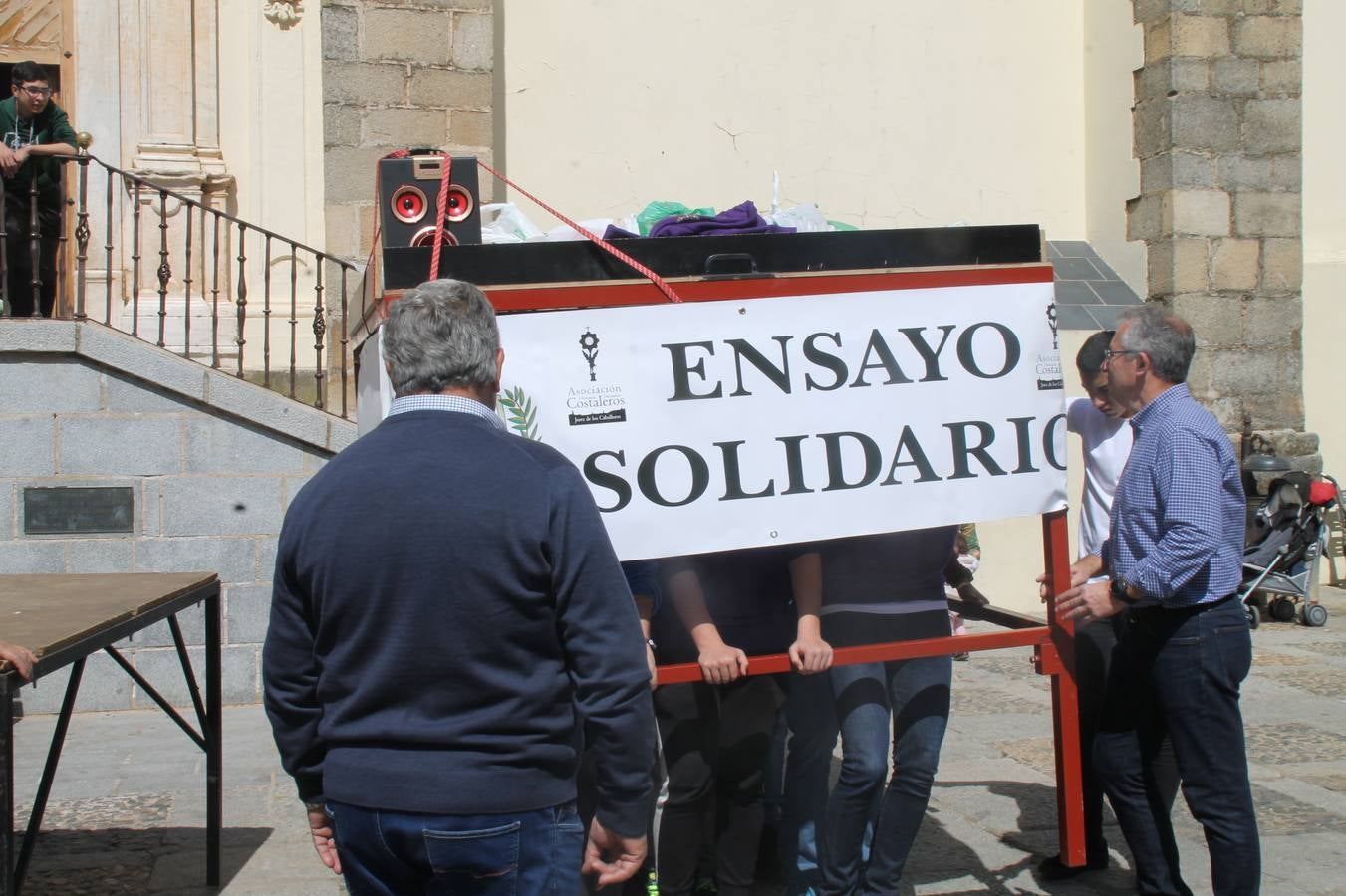 Costaleros y costaleras de la Semana Santa de Jerez de los Caballeros, Fiesta de Interés Turístico Nacional, han vivido este domingo una gran jornada de unión y convivencia y han recorrido las calles de la ciudad portando la solidaridad de numerosos vecinos y vecinas que han respondido a su llamamiento, '¡Échame kilos¡', aportando alimentos no perecederos con destino al almacén de alimentos que gestiona la Asamblea Local de Cruz Roja.Unos 200 costaleros y costaleras de las distintas Cofradías y Hermandades jerezanas, han participado en esta cita, por primera vez bajo la organización de la Asociación que les agrupa y junto con la Junta de Cofradías, disfrutando finalmente de un bonito encuentro en la Casa de la Iglesia