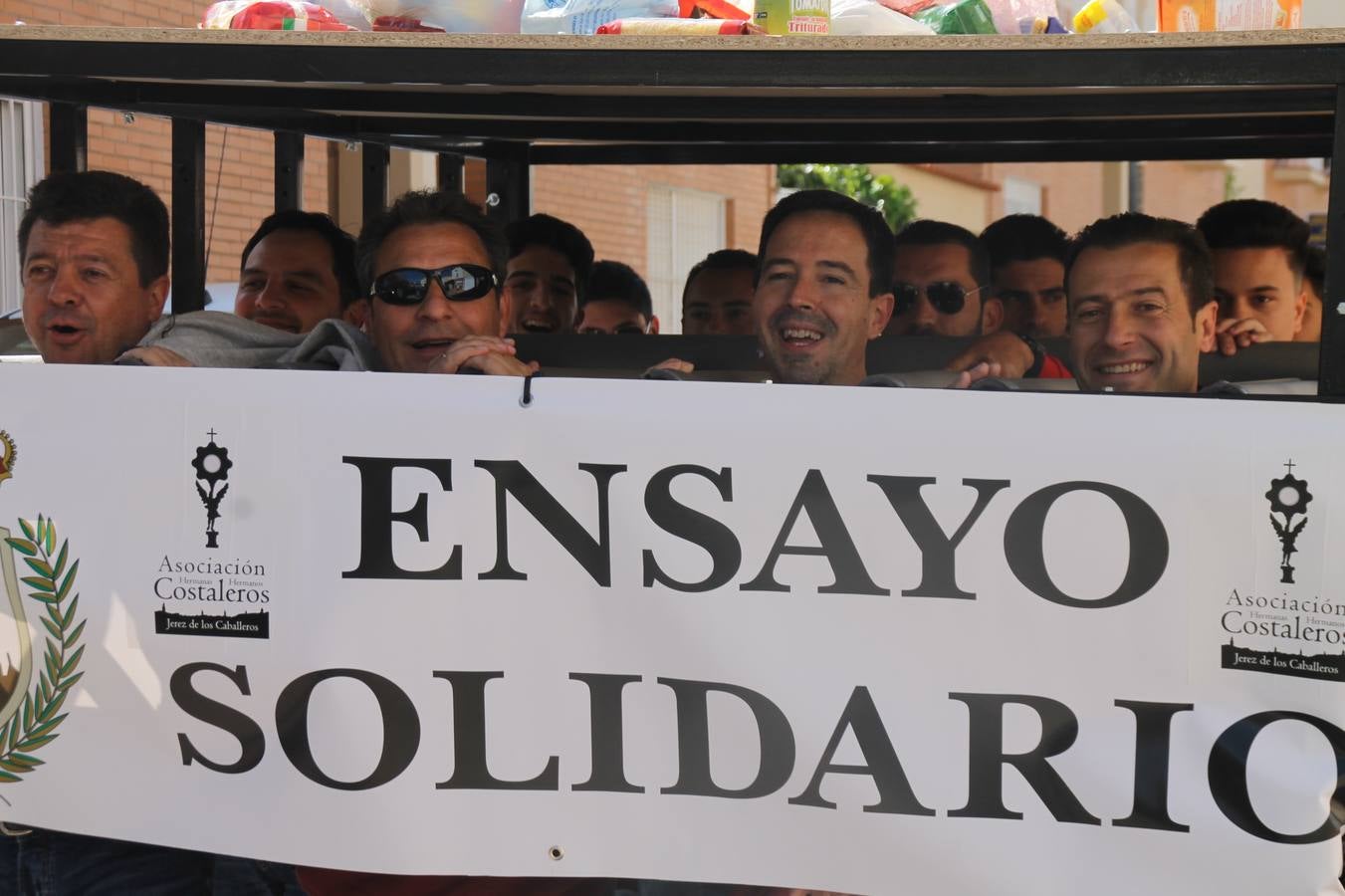 Costaleros y costaleras de la Semana Santa de Jerez de los Caballeros, Fiesta de Interés Turístico Nacional, han vivido este domingo una gran jornada de unión y convivencia y han recorrido las calles de la ciudad portando la solidaridad de numerosos vecinos y vecinas que han respondido a su llamamiento, '¡Échame kilos¡', aportando alimentos no perecederos con destino al almacén de alimentos que gestiona la Asamblea Local de Cruz Roja.Unos 200 costaleros y costaleras de las distintas Cofradías y Hermandades jerezanas, han participado en esta cita, por primera vez bajo la organización de la Asociación que les agrupa y junto con la Junta de Cofradías, disfrutando finalmente de un bonito encuentro en la Casa de la Iglesia