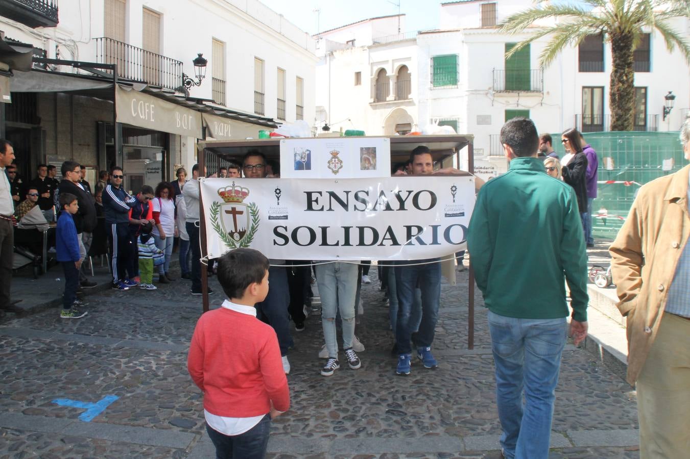 Costaleros y costaleras de la Semana Santa de Jerez de los Caballeros, Fiesta de Interés Turístico Nacional, han vivido este domingo una gran jornada de unión y convivencia y han recorrido las calles de la ciudad portando la solidaridad de numerosos vecinos y vecinas que han respondido a su llamamiento, '¡Échame kilos¡', aportando alimentos no perecederos con destino al almacén de alimentos que gestiona la Asamblea Local de Cruz Roja.Unos 200 costaleros y costaleras de las distintas Cofradías y Hermandades jerezanas, han participado en esta cita, por primera vez bajo la organización de la Asociación que les agrupa y junto con la Junta de Cofradías, disfrutando finalmente de un bonito encuentro en la Casa de la Iglesia