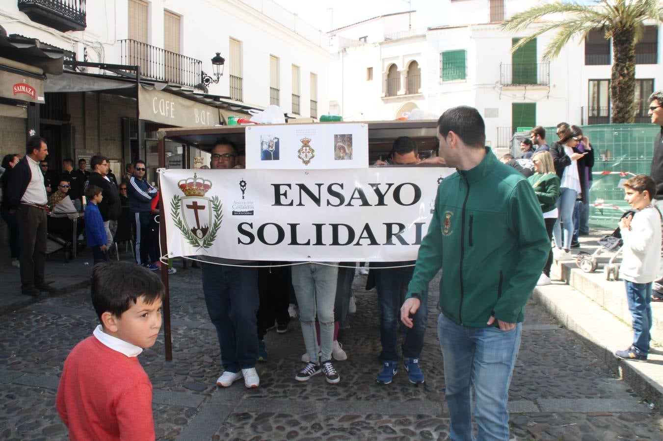 Costaleros y costaleras de la Semana Santa de Jerez de los Caballeros, Fiesta de Interés Turístico Nacional, han vivido este domingo una gran jornada de unión y convivencia y han recorrido las calles de la ciudad portando la solidaridad de numerosos vecinos y vecinas que han respondido a su llamamiento, '¡Échame kilos¡', aportando alimentos no perecederos con destino al almacén de alimentos que gestiona la Asamblea Local de Cruz Roja.Unos 200 costaleros y costaleras de las distintas Cofradías y Hermandades jerezanas, han participado en esta cita, por primera vez bajo la organización de la Asociación que les agrupa y junto con la Junta de Cofradías, disfrutando finalmente de un bonito encuentro en la Casa de la Iglesia