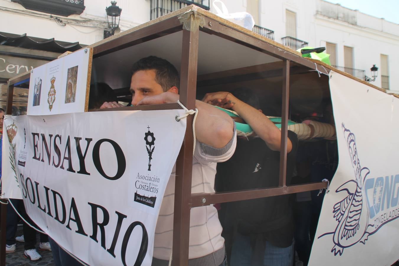 Costaleros y costaleras de la Semana Santa de Jerez de los Caballeros, Fiesta de Interés Turístico Nacional, han vivido este domingo una gran jornada de unión y convivencia y han recorrido las calles de la ciudad portando la solidaridad de numerosos vecinos y vecinas que han respondido a su llamamiento, '¡Échame kilos¡', aportando alimentos no perecederos con destino al almacén de alimentos que gestiona la Asamblea Local de Cruz Roja.Unos 200 costaleros y costaleras de las distintas Cofradías y Hermandades jerezanas, han participado en esta cita, por primera vez bajo la organización de la Asociación que les agrupa y junto con la Junta de Cofradías, disfrutando finalmente de un bonito encuentro en la Casa de la Iglesia