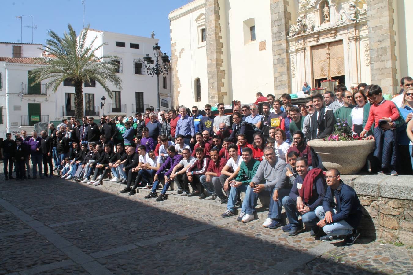 Costaleros y costaleras de la Semana Santa de Jerez de los Caballeros, Fiesta de Interés Turístico Nacional, han vivido este domingo una gran jornada de unión y convivencia y han recorrido las calles de la ciudad portando la solidaridad de numerosos vecinos y vecinas que han respondido a su llamamiento, '¡Échame kilos¡', aportando alimentos no perecederos con destino al almacén de alimentos que gestiona la Asamblea Local de Cruz Roja.Unos 200 costaleros y costaleras de las distintas Cofradías y Hermandades jerezanas, han participado en esta cita, por primera vez bajo la organización de la Asociación que les agrupa y junto con la Junta de Cofradías, disfrutando finalmente de un bonito encuentro en la Casa de la Iglesia