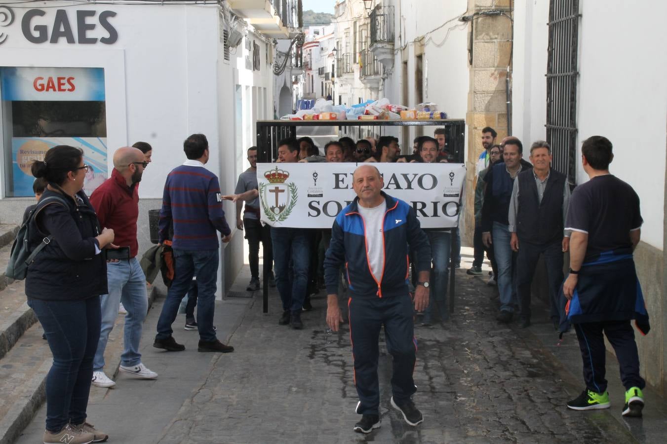 Costaleros y costaleras de la Semana Santa de Jerez de los Caballeros, Fiesta de Interés Turístico Nacional, han vivido este domingo una gran jornada de unión y convivencia y han recorrido las calles de la ciudad portando la solidaridad de numerosos vecinos y vecinas que han respondido a su llamamiento, '¡Échame kilos¡', aportando alimentos no perecederos con destino al almacén de alimentos que gestiona la Asamblea Local de Cruz Roja.Unos 200 costaleros y costaleras de las distintas Cofradías y Hermandades jerezanas, han participado en esta cita, por primera vez bajo la organización de la Asociación que les agrupa y junto con la Junta de Cofradías, disfrutando finalmente de un bonito encuentro en la Casa de la Iglesia