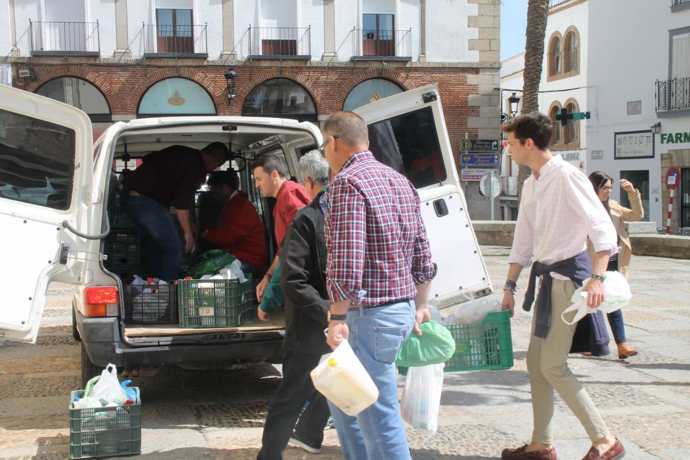Costaleros y costaleras de la Semana Santa de Jerez de los Caballeros, Fiesta de Interés Turístico Nacional, han vivido este domingo una gran jornada de unión y convivencia y han recorrido las calles de la ciudad portando la solidaridad de numerosos vecinos y vecinas que han respondido a su llamamiento, '¡Échame kilos¡', aportando alimentos no perecederos con destino al almacén de alimentos que gestiona la Asamblea Local de Cruz Roja.Unos 200 costaleros y costaleras de las distintas Cofradías y Hermandades jerezanas, han participado en esta cita, por primera vez bajo la organización de la Asociación que les agrupa y junto con la Junta de Cofradías, disfrutando finalmente de un bonito encuentro en la Casa de la Iglesia