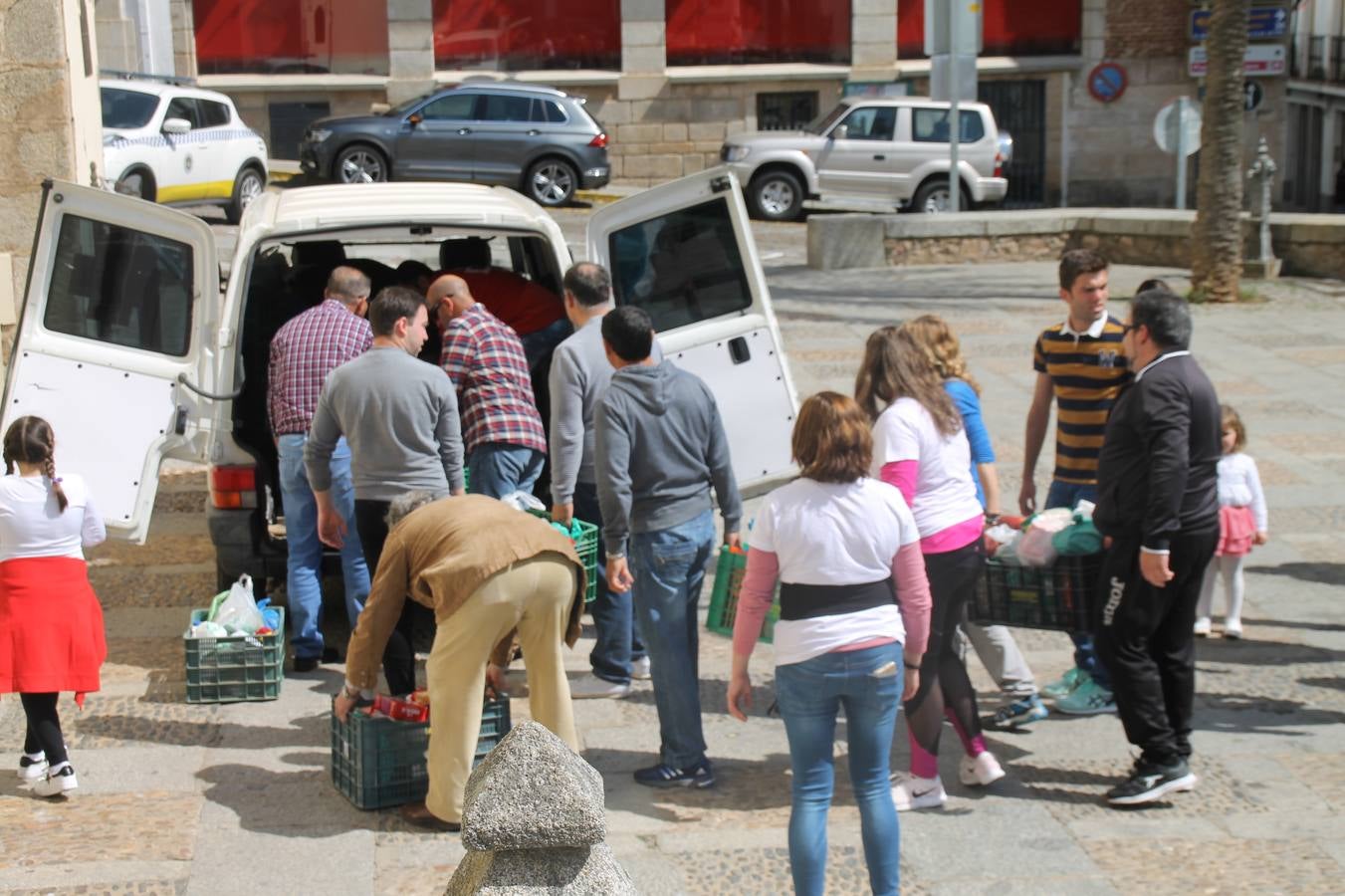 Costaleros y costaleras de la Semana Santa de Jerez de los Caballeros, Fiesta de Interés Turístico Nacional, han vivido este domingo una gran jornada de unión y convivencia y han recorrido las calles de la ciudad portando la solidaridad de numerosos vecinos y vecinas que han respondido a su llamamiento, '¡Échame kilos¡', aportando alimentos no perecederos con destino al almacén de alimentos que gestiona la Asamblea Local de Cruz Roja.Unos 200 costaleros y costaleras de las distintas Cofradías y Hermandades jerezanas, han participado en esta cita, por primera vez bajo la organización de la Asociación que les agrupa y junto con la Junta de Cofradías, disfrutando finalmente de un bonito encuentro en la Casa de la Iglesia