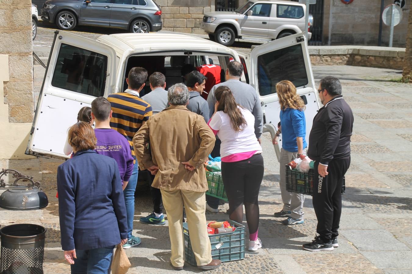 Costaleros y costaleras de la Semana Santa de Jerez de los Caballeros, Fiesta de Interés Turístico Nacional, han vivido este domingo una gran jornada de unión y convivencia y han recorrido las calles de la ciudad portando la solidaridad de numerosos vecinos y vecinas que han respondido a su llamamiento, '¡Échame kilos¡', aportando alimentos no perecederos con destino al almacén de alimentos que gestiona la Asamblea Local de Cruz Roja.Unos 200 costaleros y costaleras de las distintas Cofradías y Hermandades jerezanas, han participado en esta cita, por primera vez bajo la organización de la Asociación que les agrupa y junto con la Junta de Cofradías, disfrutando finalmente de un bonito encuentro en la Casa de la Iglesia