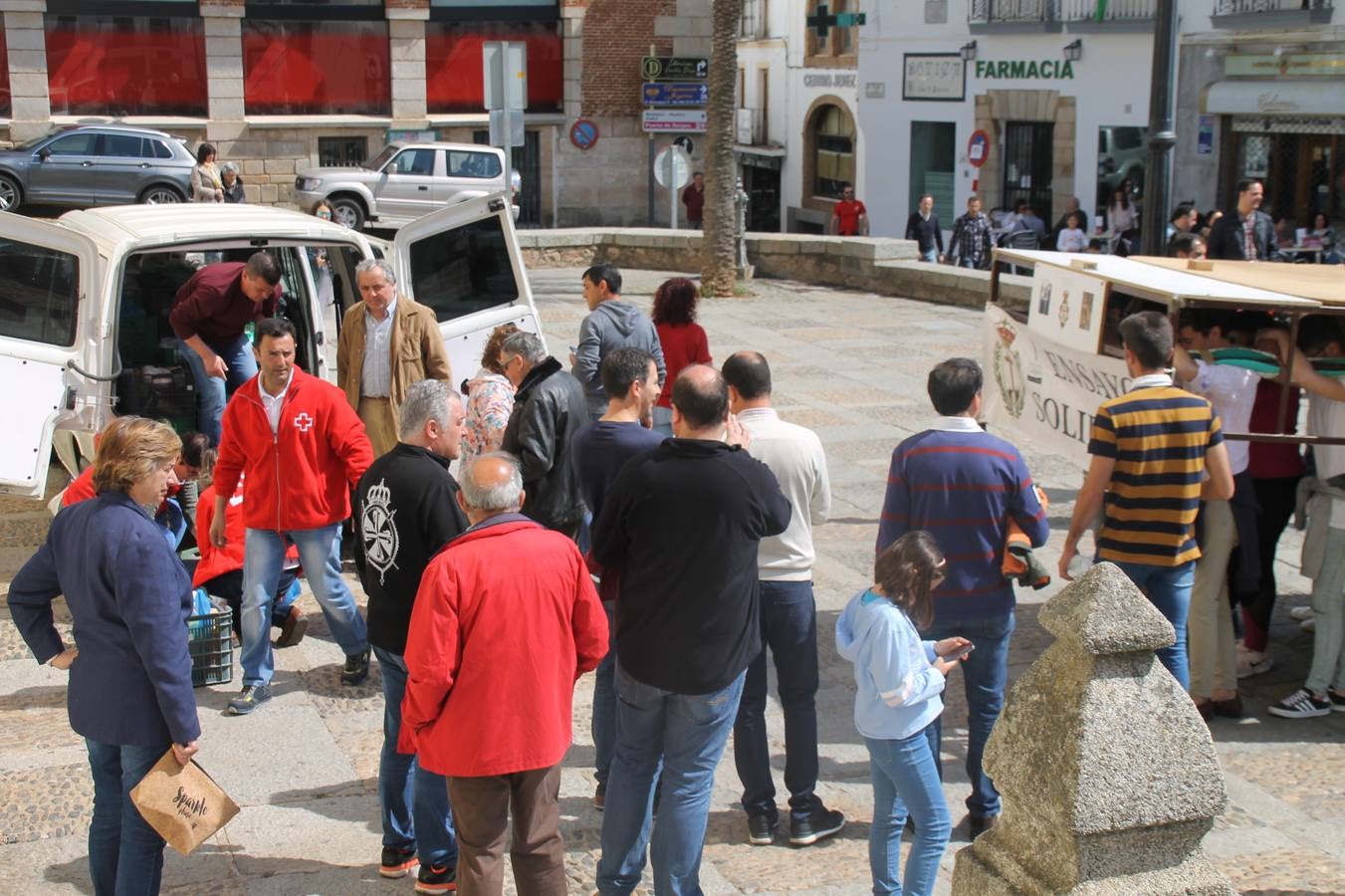 Costaleros y costaleras de la Semana Santa de Jerez de los Caballeros, Fiesta de Interés Turístico Nacional, han vivido este domingo una gran jornada de unión y convivencia y han recorrido las calles de la ciudad portando la solidaridad de numerosos vecinos y vecinas que han respondido a su llamamiento, '¡Échame kilos¡', aportando alimentos no perecederos con destino al almacén de alimentos que gestiona la Asamblea Local de Cruz Roja.Unos 200 costaleros y costaleras de las distintas Cofradías y Hermandades jerezanas, han participado en esta cita, por primera vez bajo la organización de la Asociación que les agrupa y junto con la Junta de Cofradías, disfrutando finalmente de un bonito encuentro en la Casa de la Iglesia