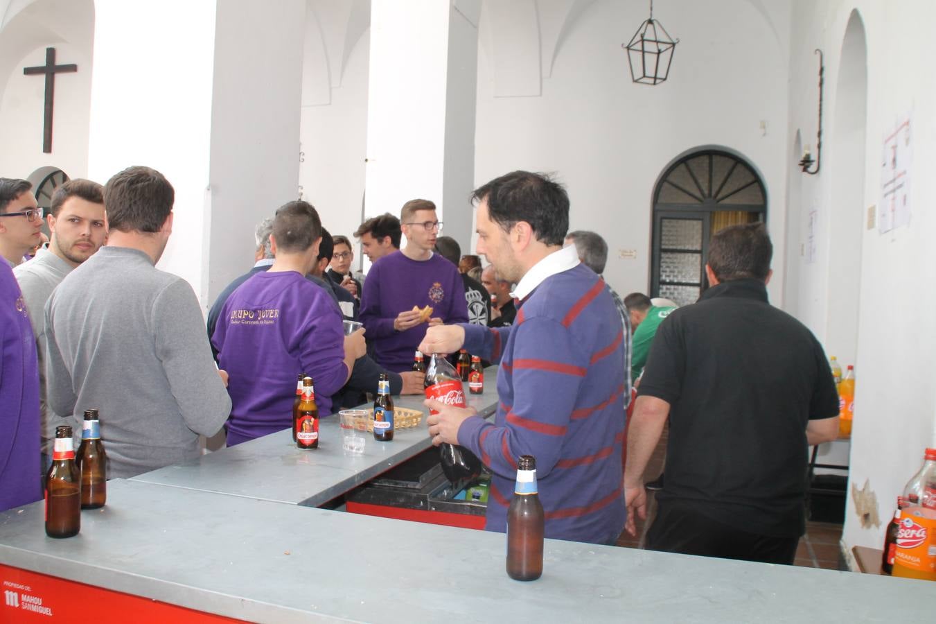 Costaleros y costaleras de la Semana Santa de Jerez de los Caballeros, Fiesta de Interés Turístico Nacional, han vivido este domingo una gran jornada de unión y convivencia y han recorrido las calles de la ciudad portando la solidaridad de numerosos vecinos y vecinas que han respondido a su llamamiento, '¡Échame kilos¡', aportando alimentos no perecederos con destino al almacén de alimentos que gestiona la Asamblea Local de Cruz Roja.Unos 200 costaleros y costaleras de las distintas Cofradías y Hermandades jerezanas, han participado en esta cita, por primera vez bajo la organización de la Asociación que les agrupa y junto con la Junta de Cofradías, disfrutando finalmente de un bonito encuentro en la Casa de la Iglesia