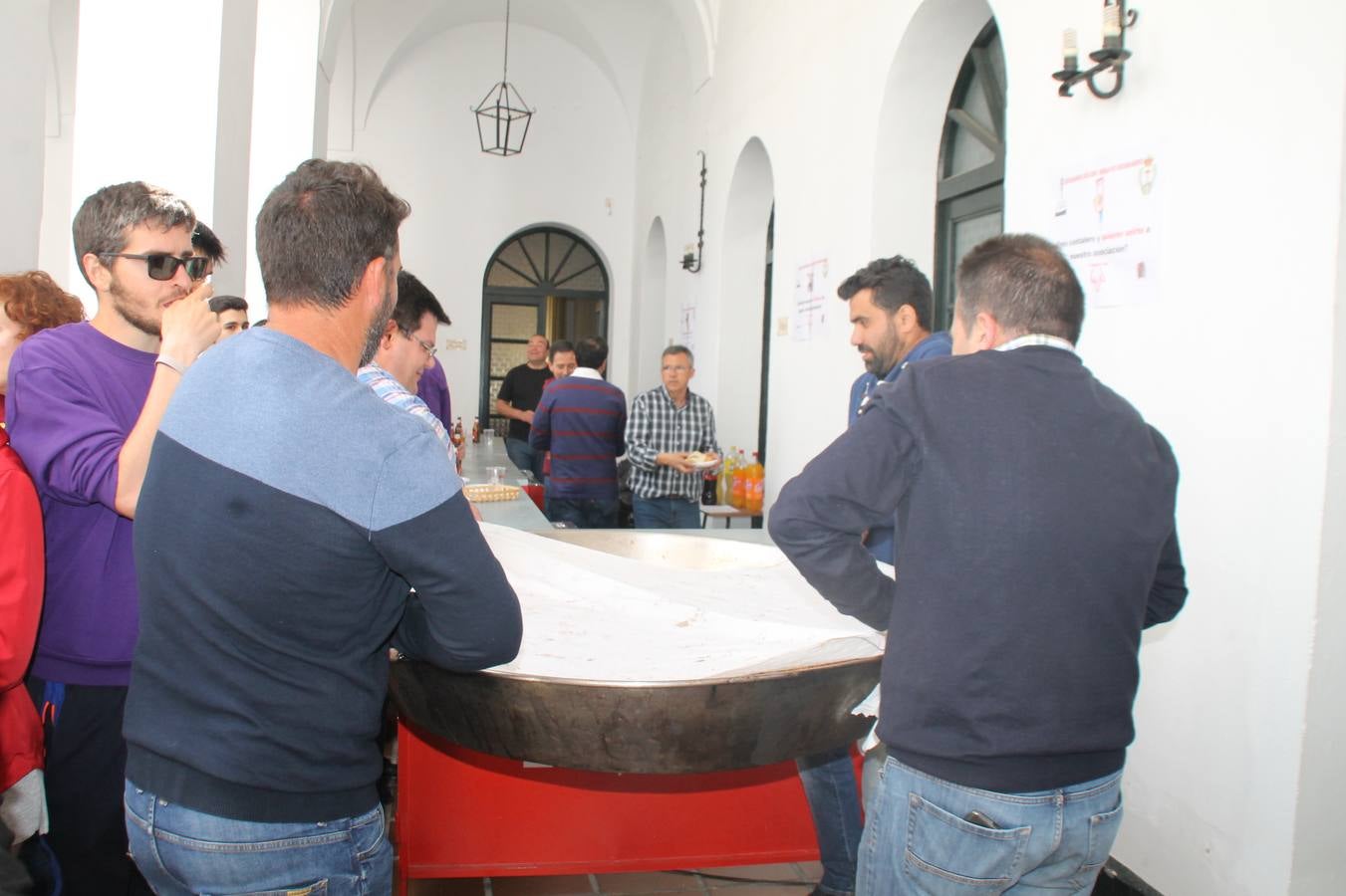 Costaleros y costaleras de la Semana Santa de Jerez de los Caballeros, Fiesta de Interés Turístico Nacional, han vivido este domingo una gran jornada de unión y convivencia y han recorrido las calles de la ciudad portando la solidaridad de numerosos vecinos y vecinas que han respondido a su llamamiento, '¡Échame kilos¡', aportando alimentos no perecederos con destino al almacén de alimentos que gestiona la Asamblea Local de Cruz Roja.Unos 200 costaleros y costaleras de las distintas Cofradías y Hermandades jerezanas, han participado en esta cita, por primera vez bajo la organización de la Asociación que les agrupa y junto con la Junta de Cofradías, disfrutando finalmente de un bonito encuentro en la Casa de la Iglesia