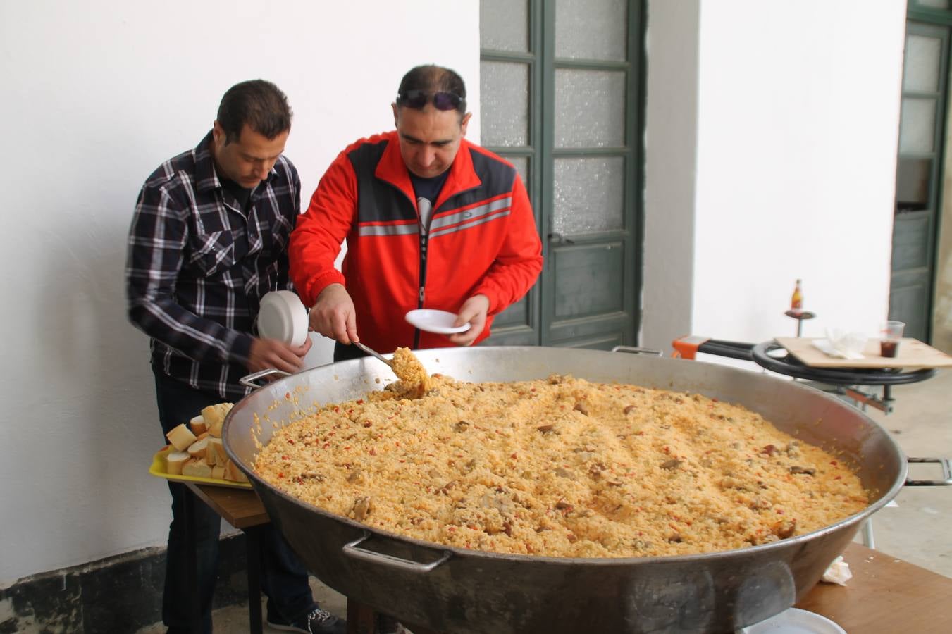 Costaleros y costaleras de la Semana Santa de Jerez de los Caballeros, Fiesta de Interés Turístico Nacional, han vivido este domingo una gran jornada de unión y convivencia y han recorrido las calles de la ciudad portando la solidaridad de numerosos vecinos y vecinas que han respondido a su llamamiento, '¡Échame kilos¡', aportando alimentos no perecederos con destino al almacén de alimentos que gestiona la Asamblea Local de Cruz Roja.Unos 200 costaleros y costaleras de las distintas Cofradías y Hermandades jerezanas, han participado en esta cita, por primera vez bajo la organización de la Asociación que les agrupa y junto con la Junta de Cofradías, disfrutando finalmente de un bonito encuentro en la Casa de la Iglesia