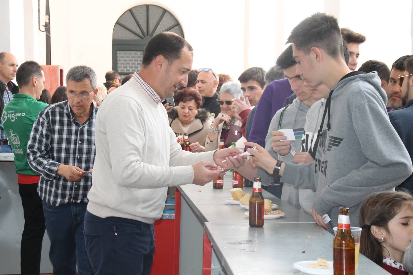 Costaleros y costaleras de la Semana Santa de Jerez de los Caballeros, Fiesta de Interés Turístico Nacional, han vivido este domingo una gran jornada de unión y convivencia y han recorrido las calles de la ciudad portando la solidaridad de numerosos vecinos y vecinas que han respondido a su llamamiento, '¡Échame kilos¡', aportando alimentos no perecederos con destino al almacén de alimentos que gestiona la Asamblea Local de Cruz Roja.Unos 200 costaleros y costaleras de las distintas Cofradías y Hermandades jerezanas, han participado en esta cita, por primera vez bajo la organización de la Asociación que les agrupa y junto con la Junta de Cofradías, disfrutando finalmente de un bonito encuentro en la Casa de la Iglesia