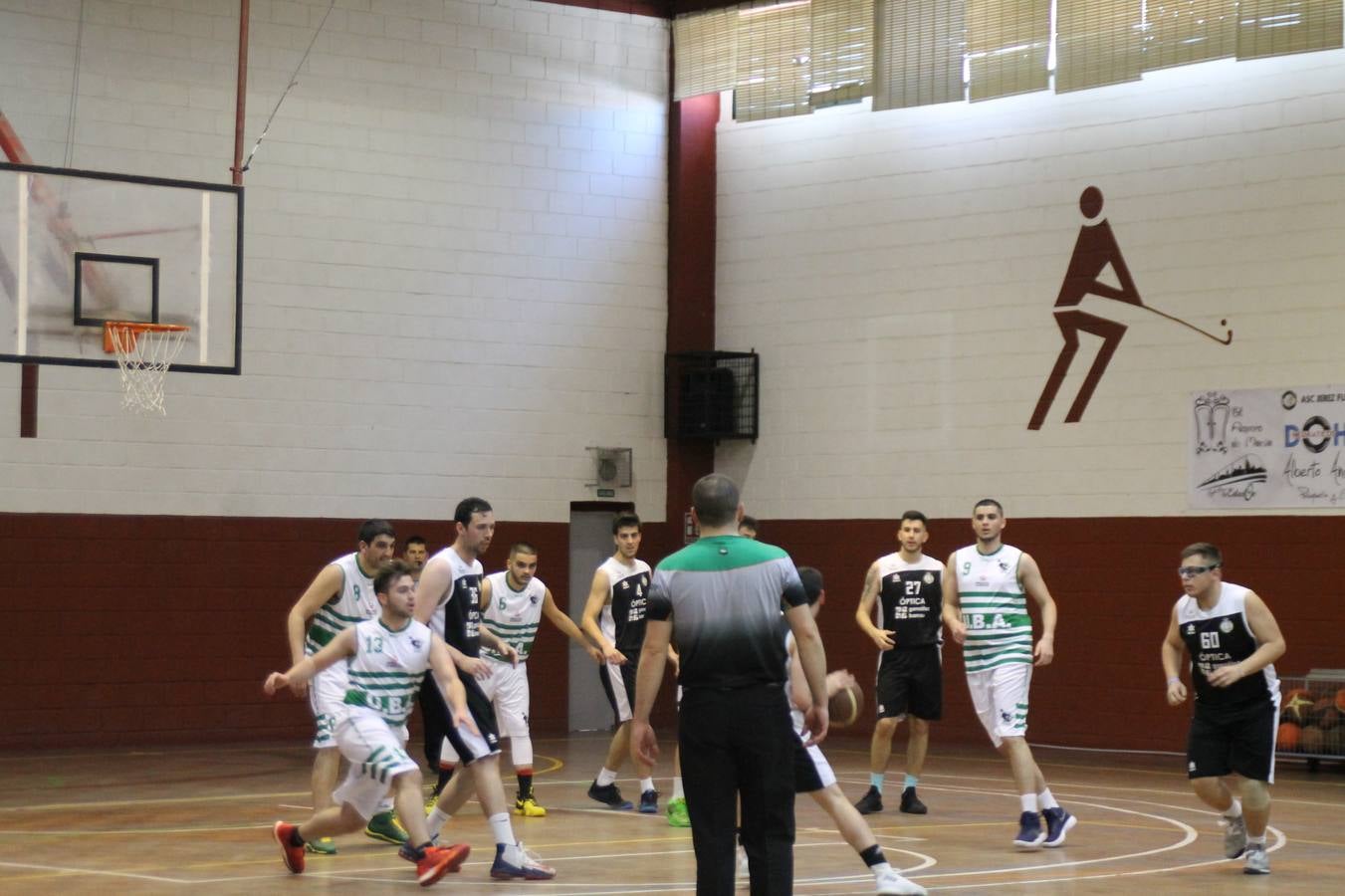 El Pabellón Municipal del Deportes 'Francisco José Rivera Montero' ha acogido en la matinal de este sábado una gran reunión de la familia del baloncesto en Jerez de los Caballeros. El marco ha sido el último partido de esta temporada que ha disputado el Club Baloncesto Xerixia ante la U.B.A Almendralejo, con una gran victoria de los locales por 70-65. 