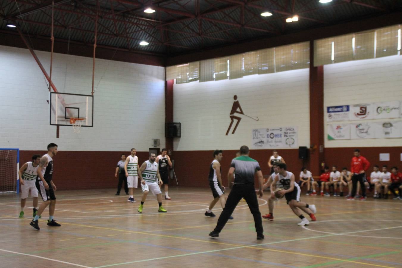 El Pabellón Municipal del Deportes 'Francisco José Rivera Montero' ha acogido en la matinal de este sábado una gran reunión de la familia del baloncesto en Jerez de los Caballeros. El marco ha sido el último partido de esta temporada que ha disputado el Club Baloncesto Xerixia ante la U.B.A Almendralejo, con una gran victoria de los locales por 70-65. 